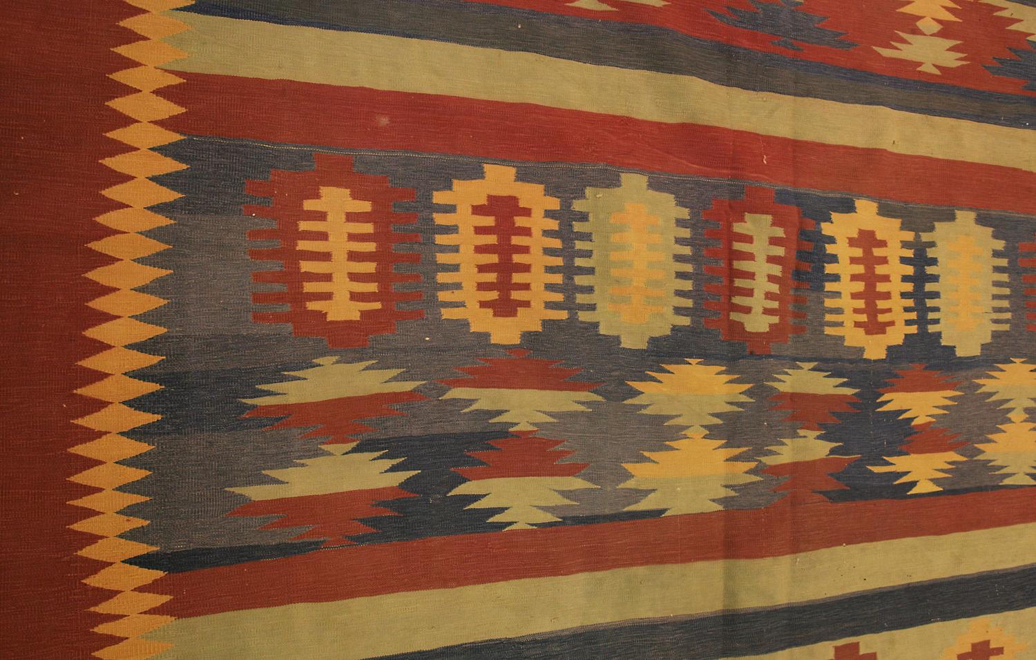 Antiker indischer Dhurrie-Kelim aus Wolle mit geometrischem Design, ca. 1920 (Handgeknüpft) im Angebot