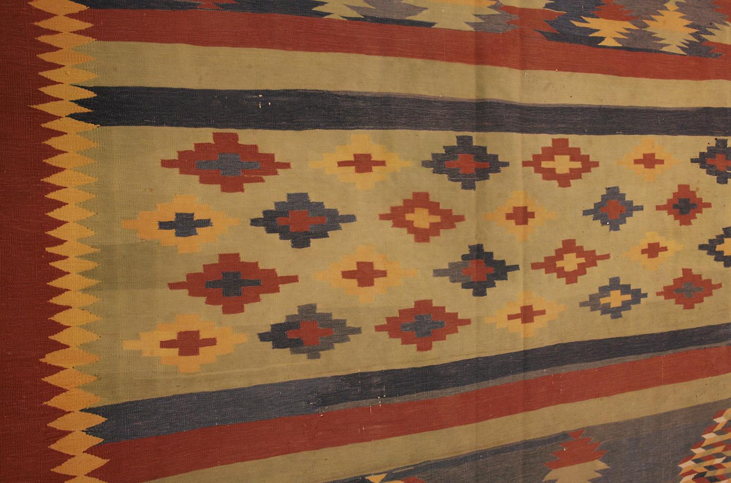 Antiker indischer Dhurrie-Kelim aus Wolle mit geometrischem Design, ca. 1920 im Zustand „Gut“ im Angebot in Ferrara, IT