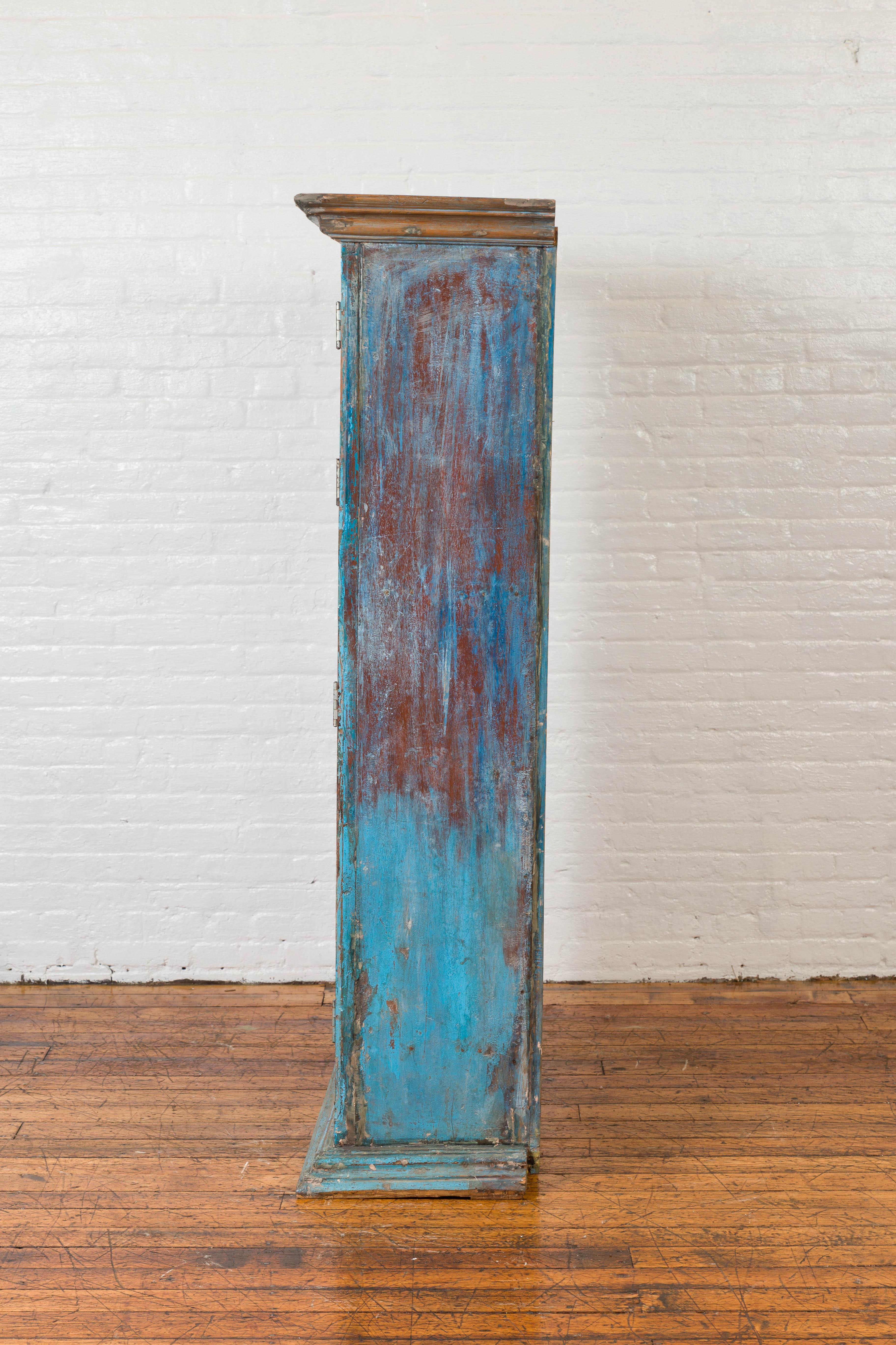 Bois Ancienne armoire indienne en bois patiné bleu frotté à la main en vente