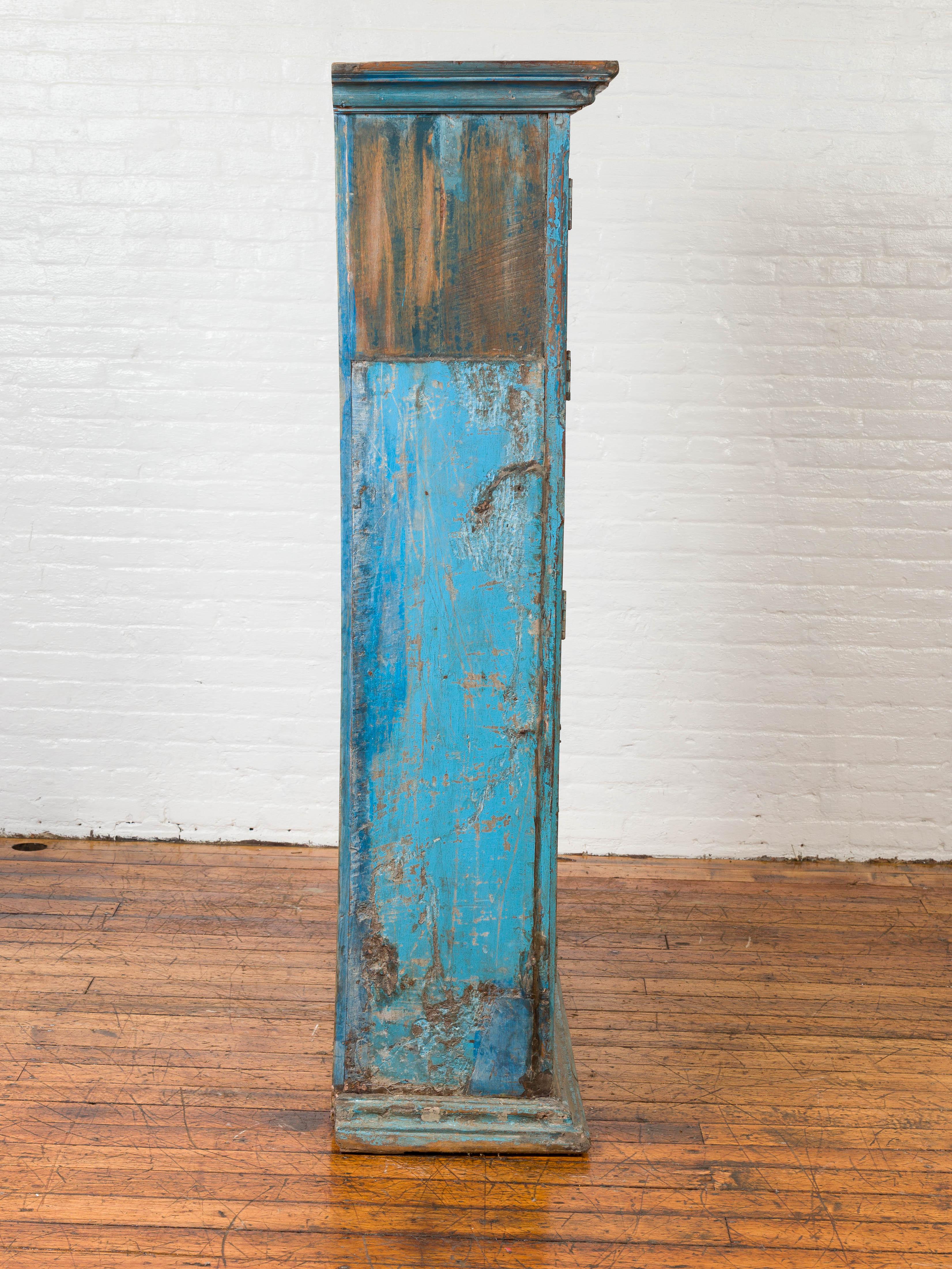 Ancienne armoire indienne en bois patiné bleu frotté à la main en vente 2
