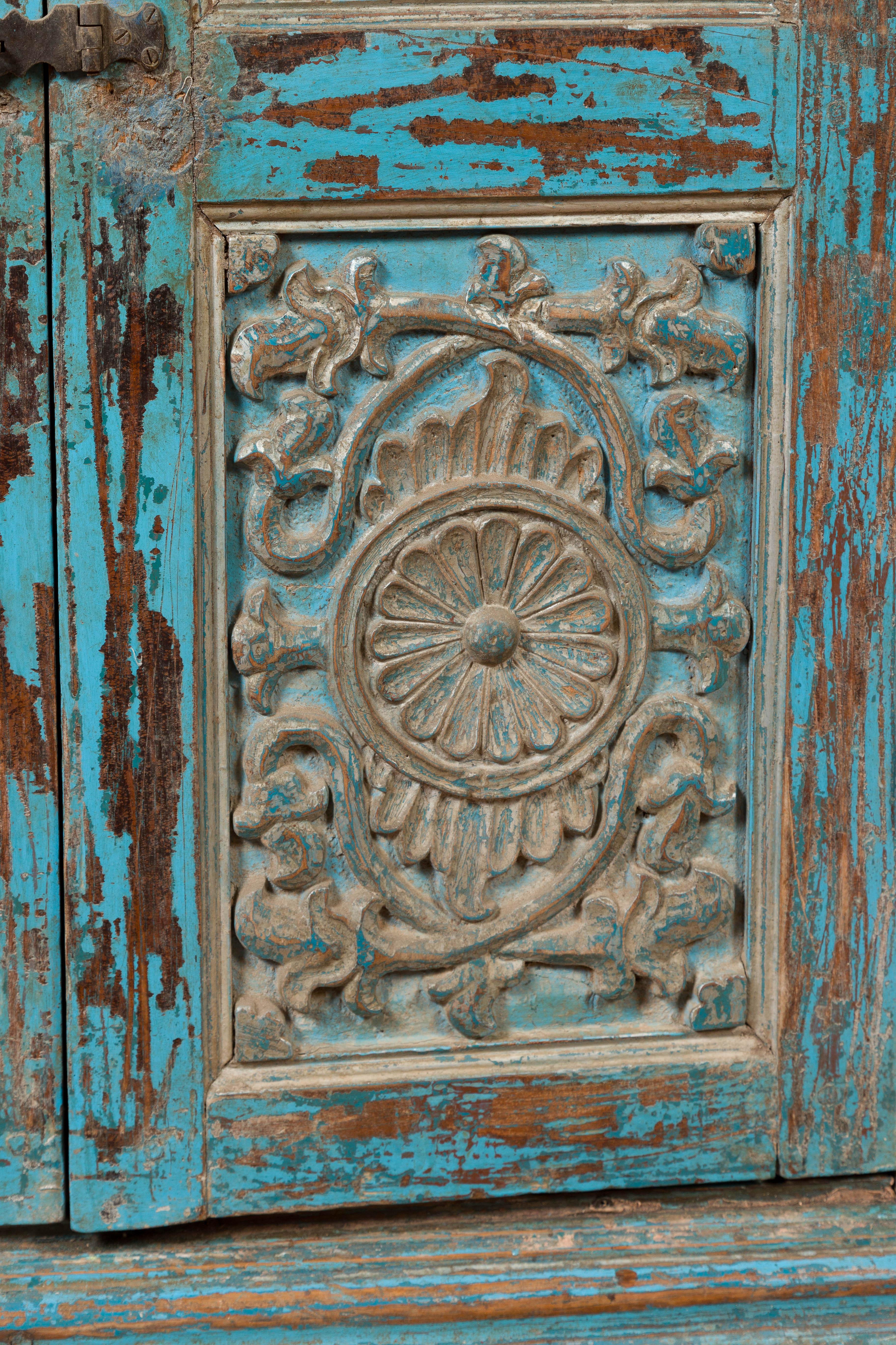 Sculpté à la main Ancienne armoire indienne en bois patiné bleu frotté à la main en vente