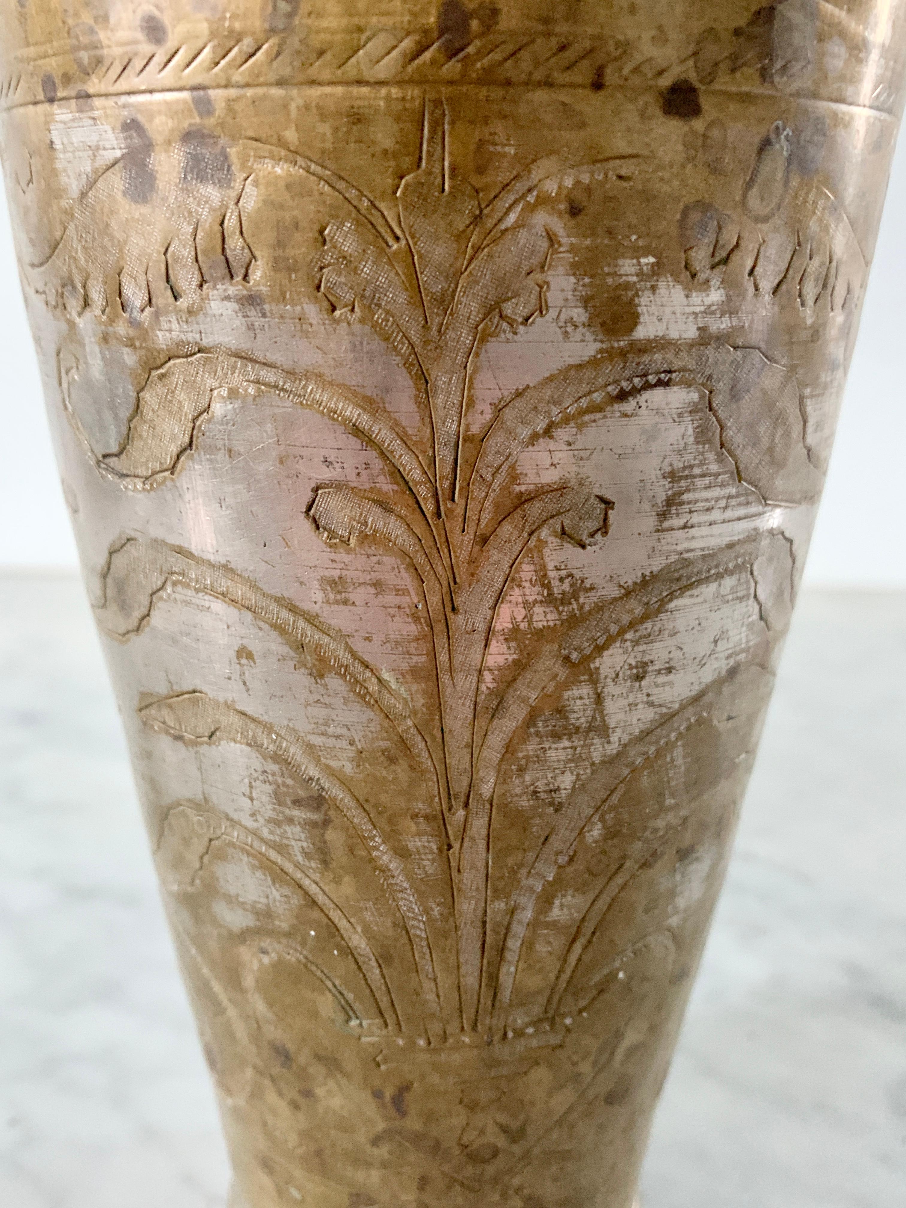 Paire de coupes ou de vases à lassi en métal, en laiton gravé, de style indien ancien en vente 4