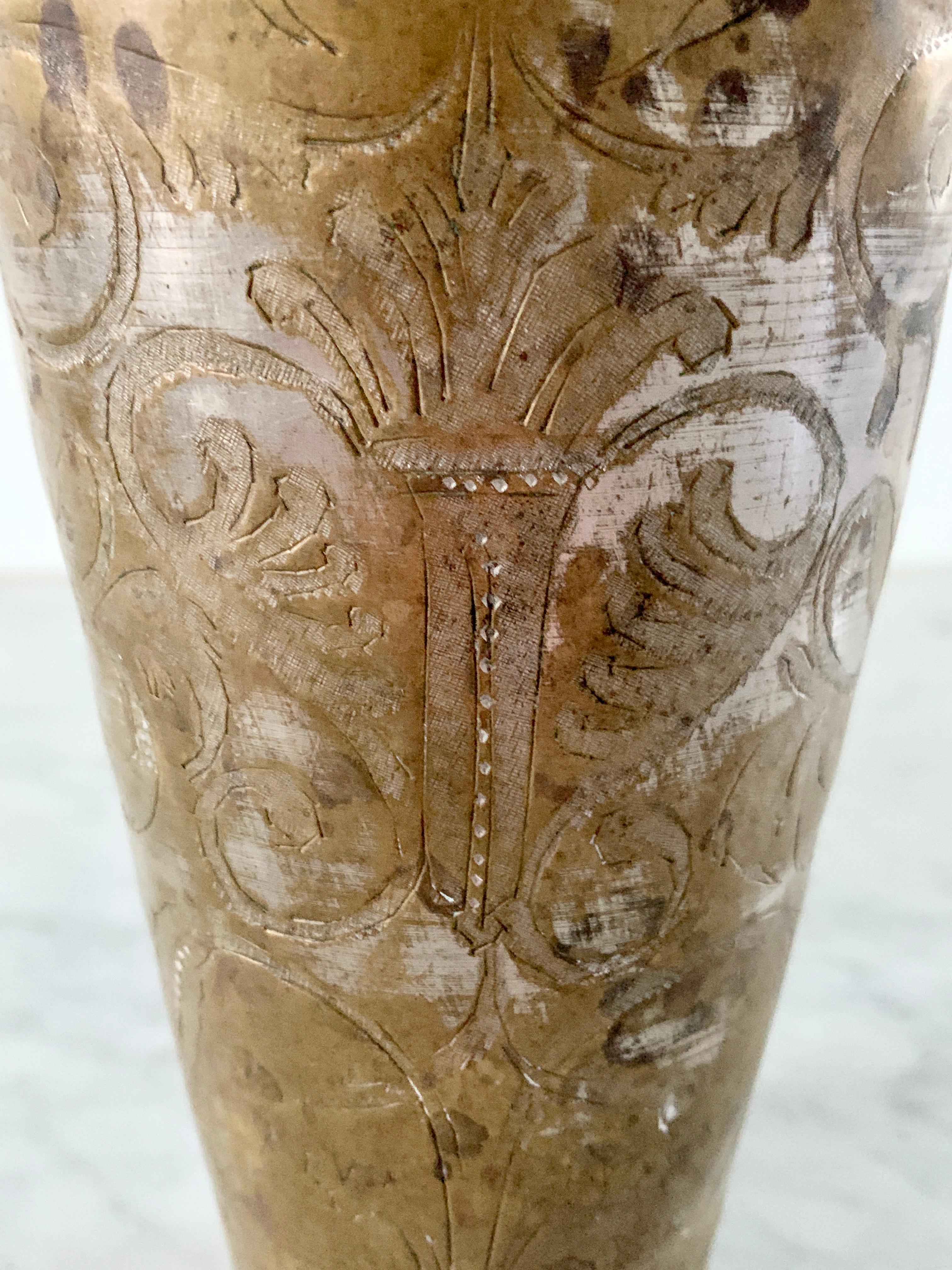 Paire de coupes ou de vases à lassi en métal, en laiton gravé, de style indien ancien en vente 6
