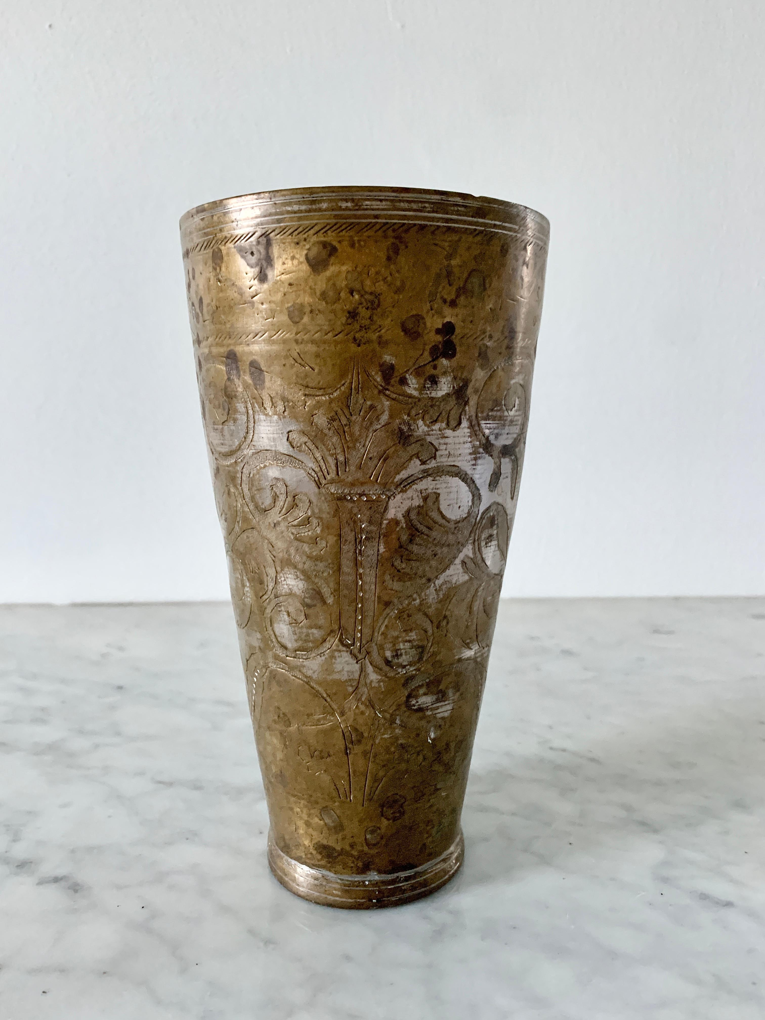 Paire de coupes ou de vases à lassi en métal, en laiton gravé, de style indien ancien Bon état - En vente à Elkhart, IN