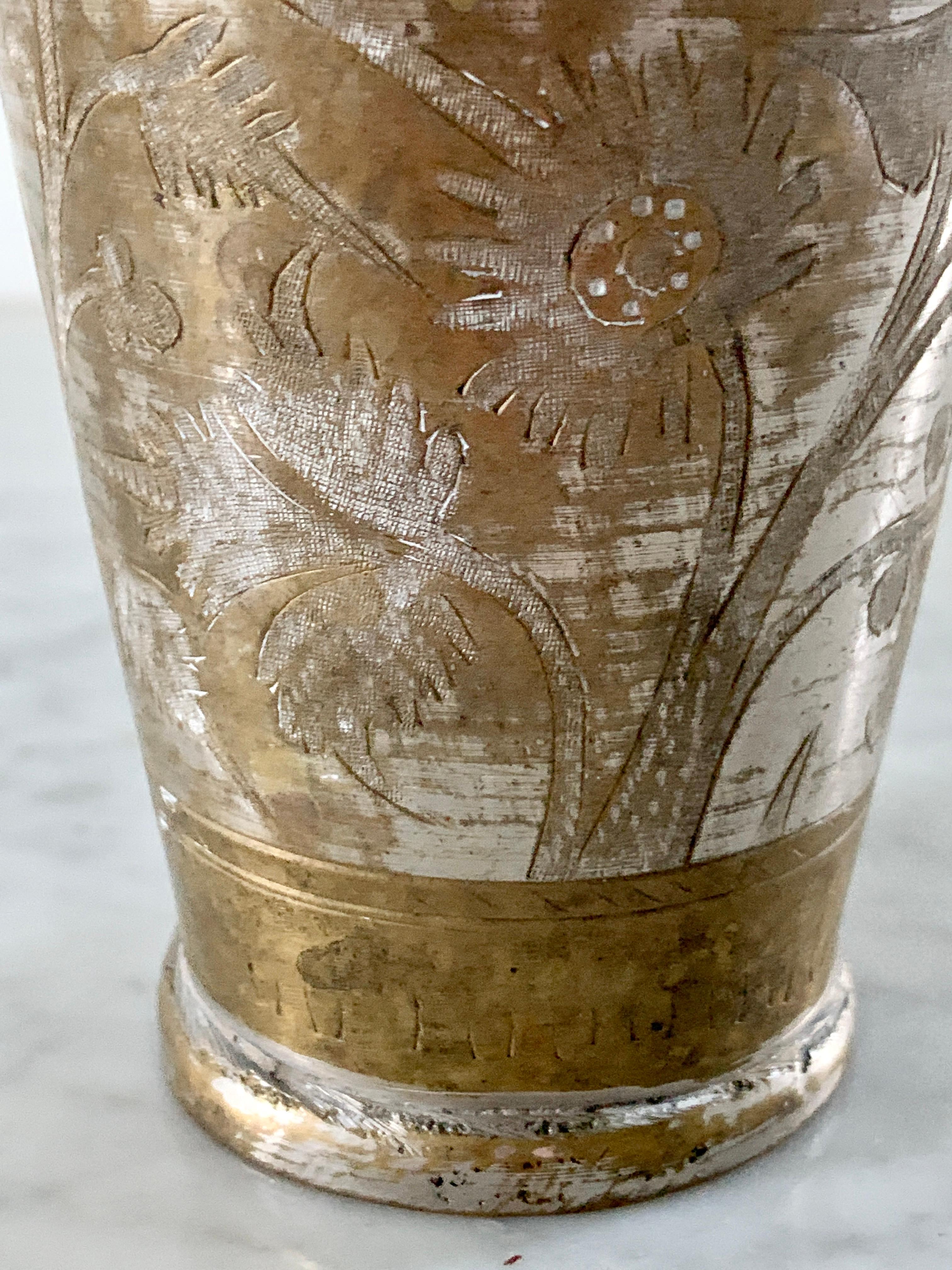 Paire de coupes ou de vases à lassi en métal, en laiton gravé, de style indien ancien en vente 2