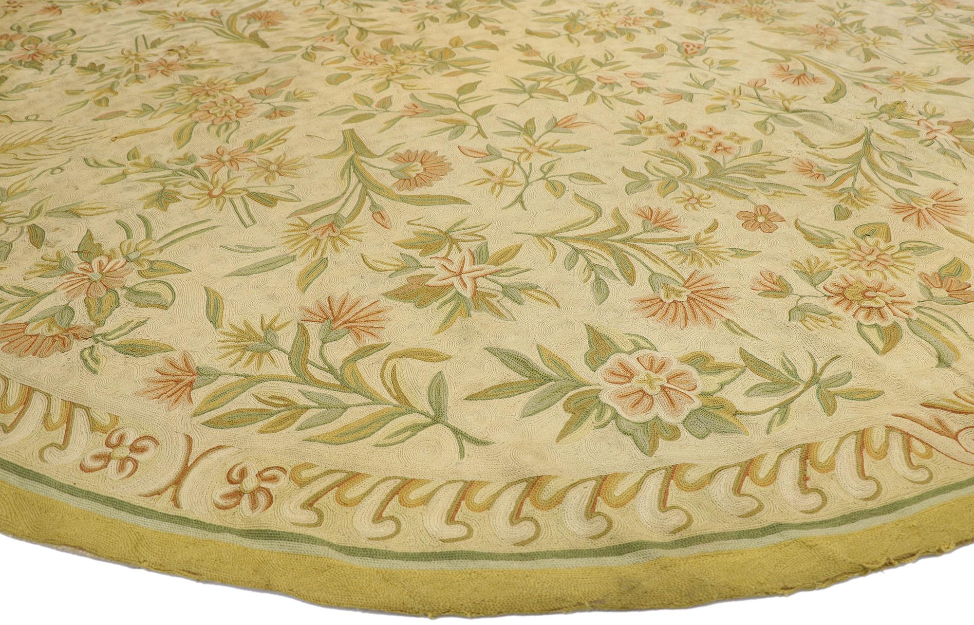 70896 Tapis rond indien antique à points de chaînette, 08'07 x 08'11. Les tapis indiens à points de chaînette sont un art textile traditionnel de l'Inde, particulièrement répandu au Cachemire et au Rajasthan. Ces tapis sont fabriqués selon la
