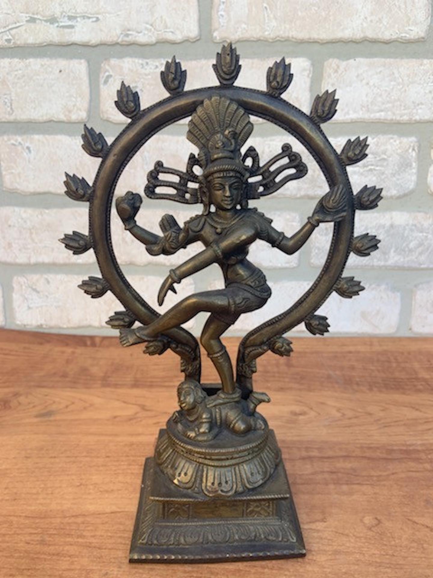 Statue indienne ancienne en bronze doré Shiva Nataraja - Le seigneur de la danse

Image emblématique et puissante, Shiva est représenté engagé dans sa danse de création, de protection et de destruction, réunissant tous ses aspects en une seule forme