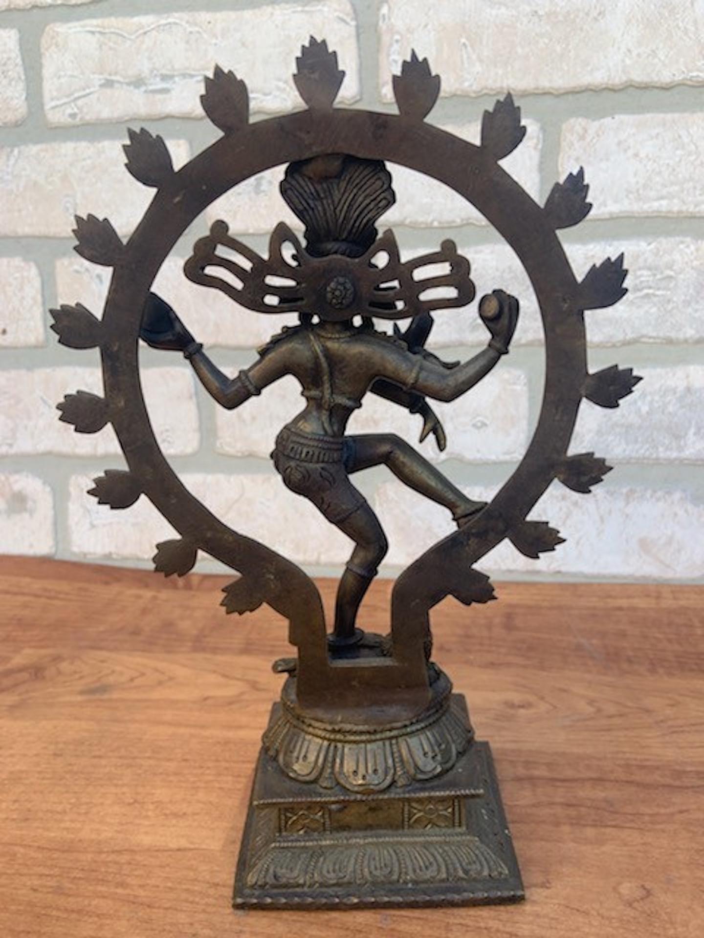 Rustique Statue indienne ancienne en bronze doré Shiva Nataraja - Le seigneur de la danse en vente