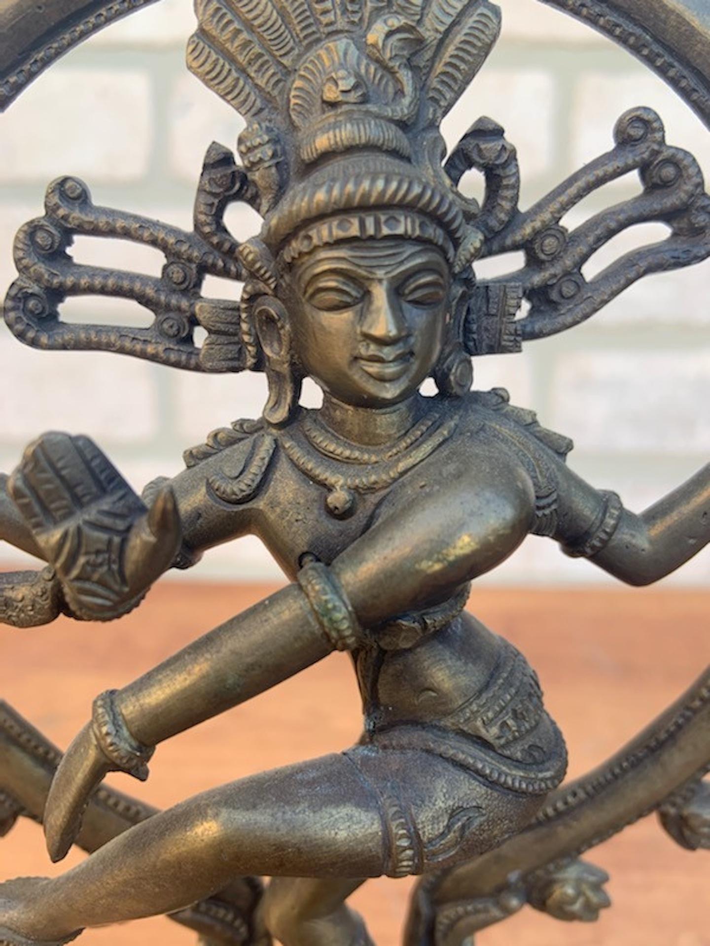 Indien Statue indienne ancienne en bronze doré Shiva Nataraja - Le seigneur de la danse en vente