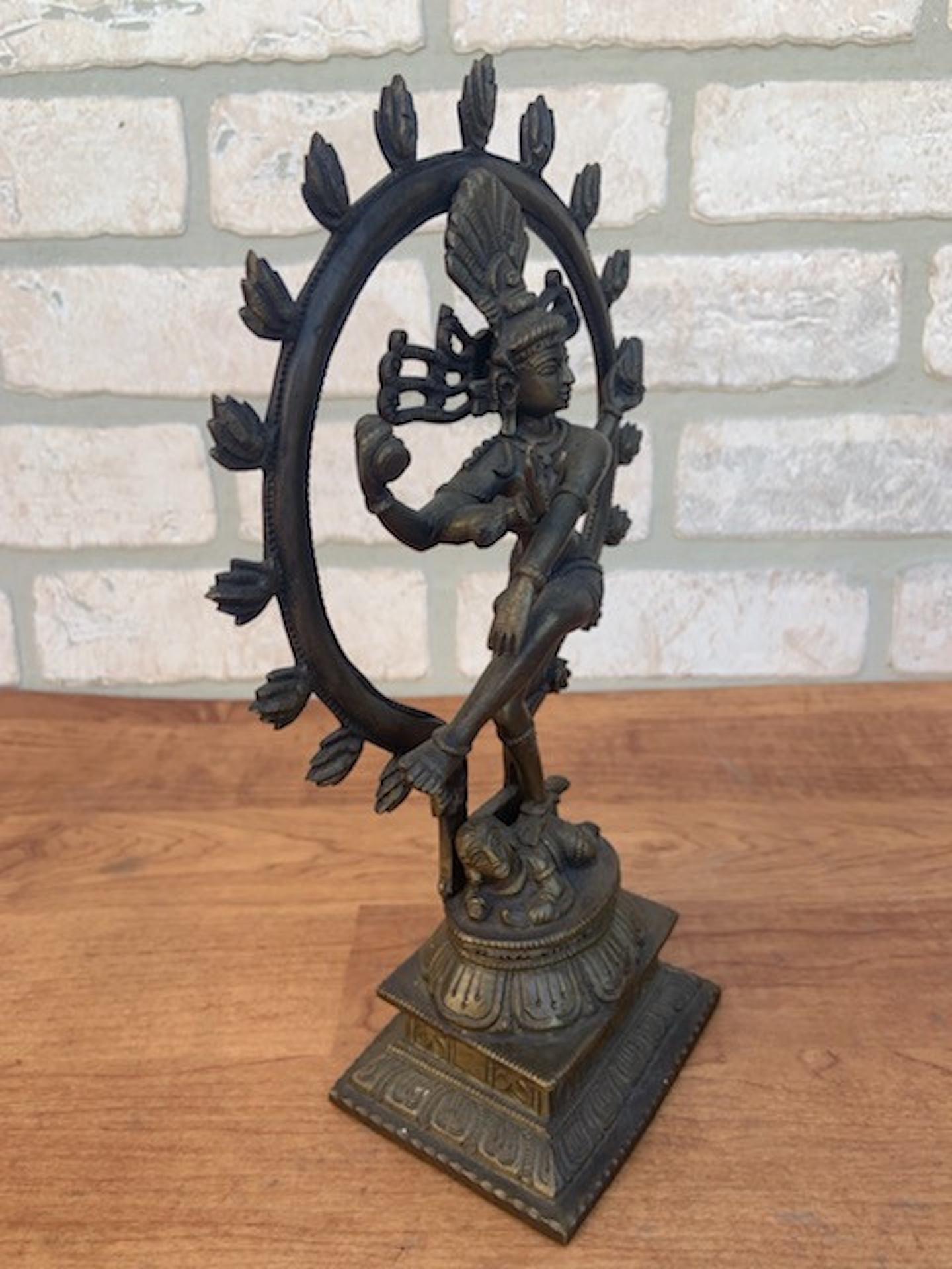 Statue indienne ancienne en bronze doré Shiva Nataraja - Le seigneur de la danse Bon état - En vente à Chicago, IL