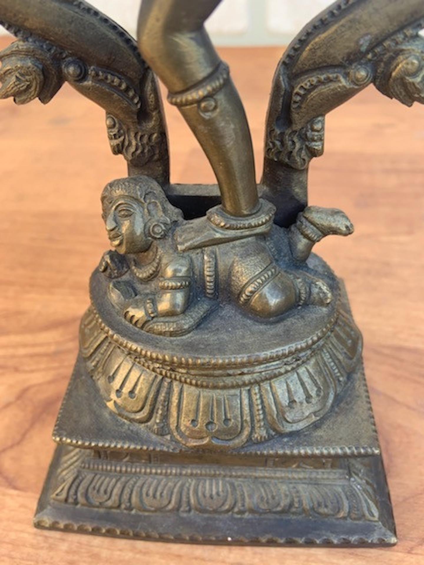 20ième siècle Statue indienne ancienne en bronze doré Shiva Nataraja - Le seigneur de la danse en vente