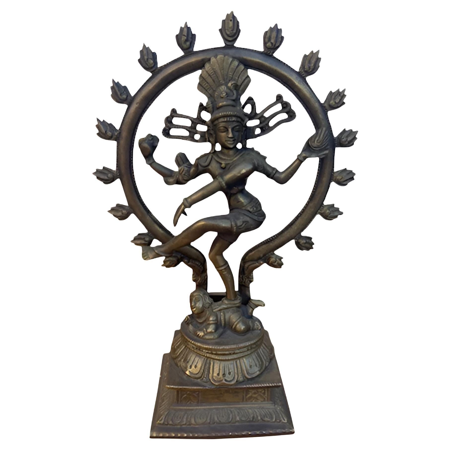 Statue indienne ancienne en bronze doré Shiva Nataraja - Le seigneur de la danse en vente