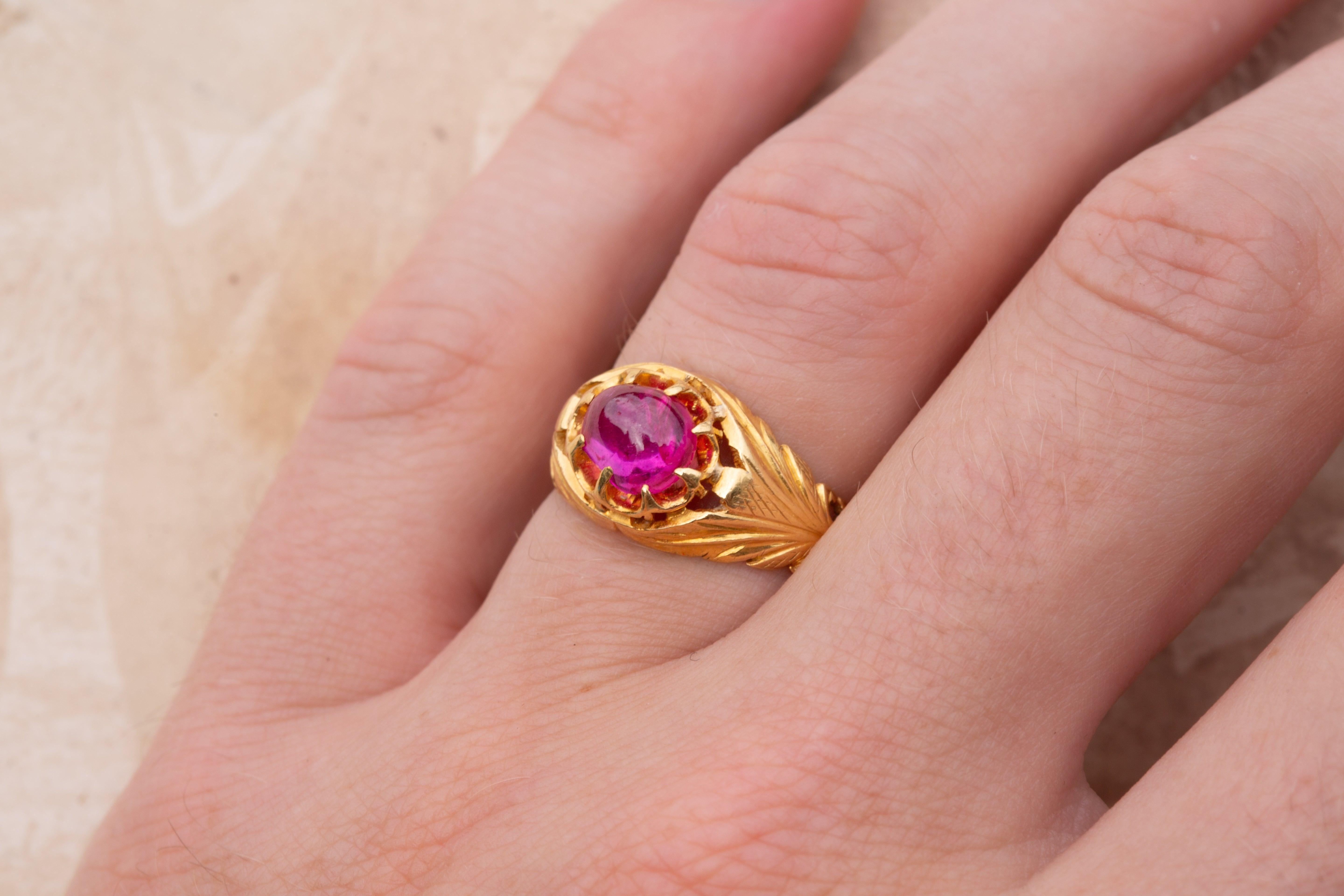 Antique Indian Gold Ruby Cabochon Ring Mughal Period In Excellent Condition For Sale In London, GB