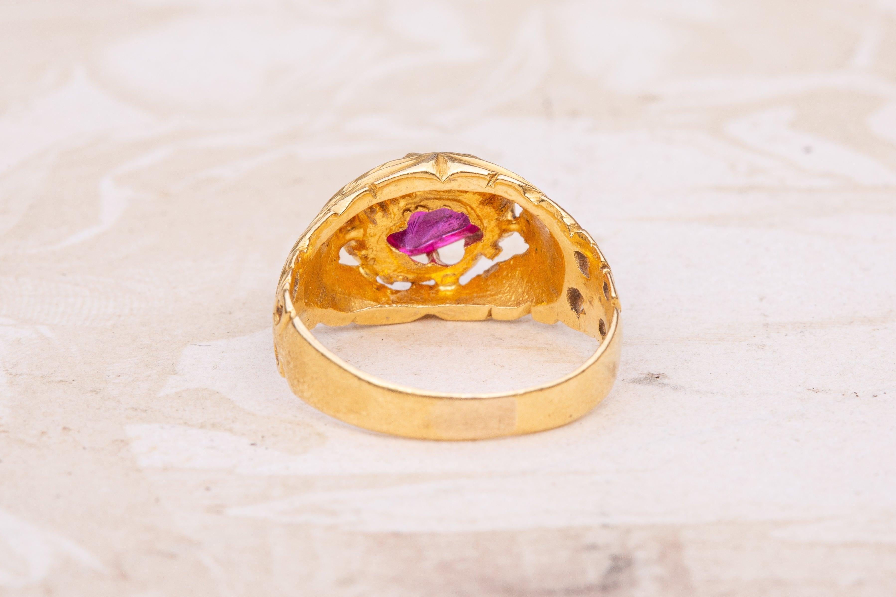 Antique Indian Gold Ruby Cabochon Ring Mughal Period For Sale 1