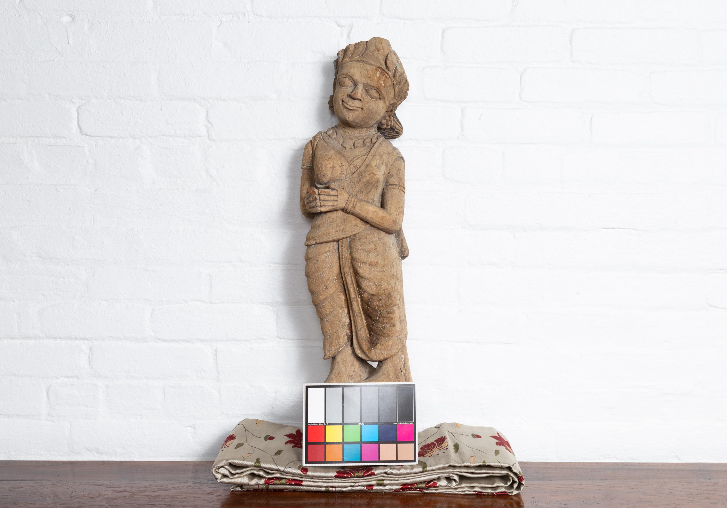 Statue indienne ancienne de temple indienne du Gujarat sculptée à la main représentant une femme en vente 6