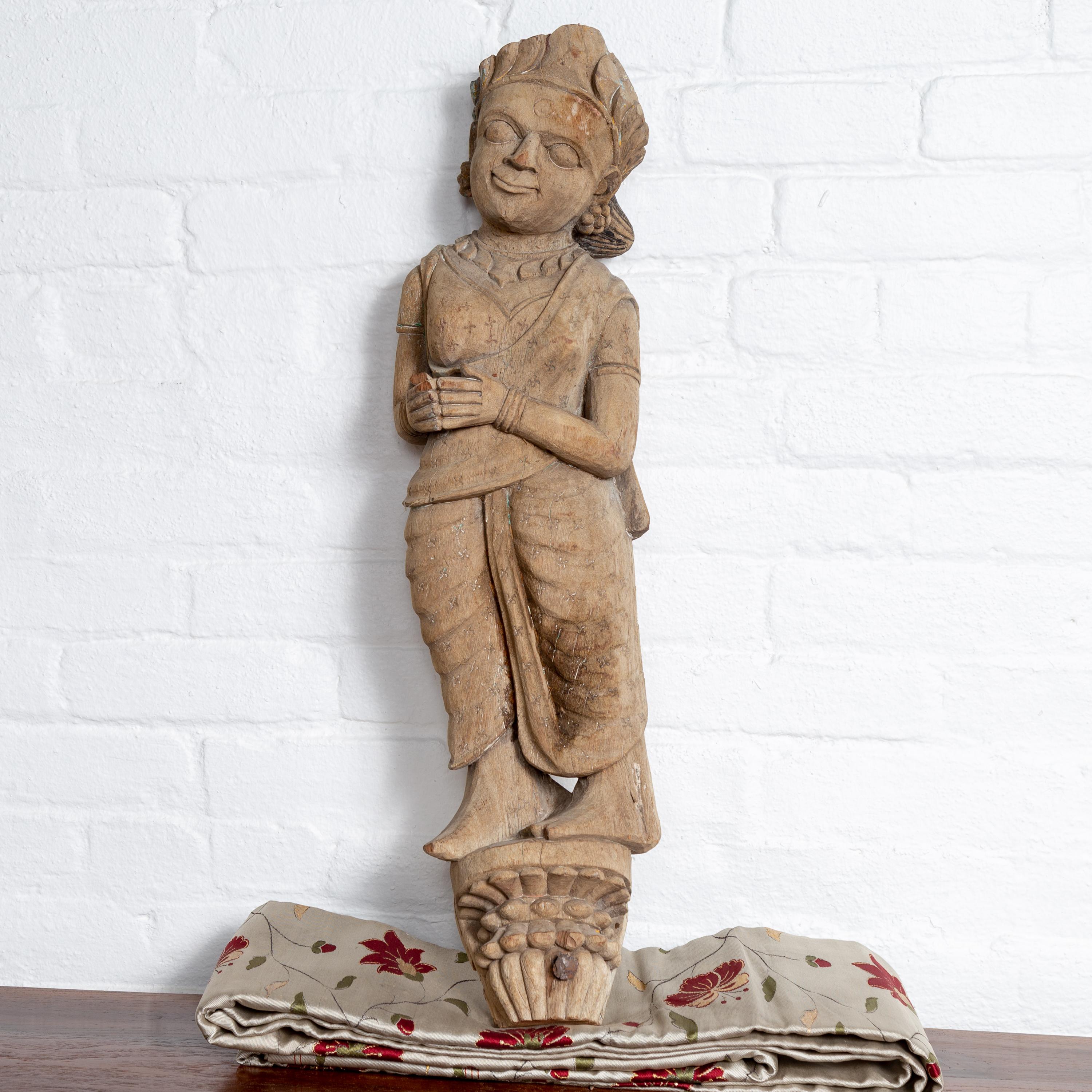 Ancienne sculpture architecturale indienne du début du XXe siècle sculptée à la main dans un temple du Gujarat, représentant une femme souriante. Née dans la partie occidentale de l'Inde, dans l'État du Gujarat, cette exquise sculpture de temple