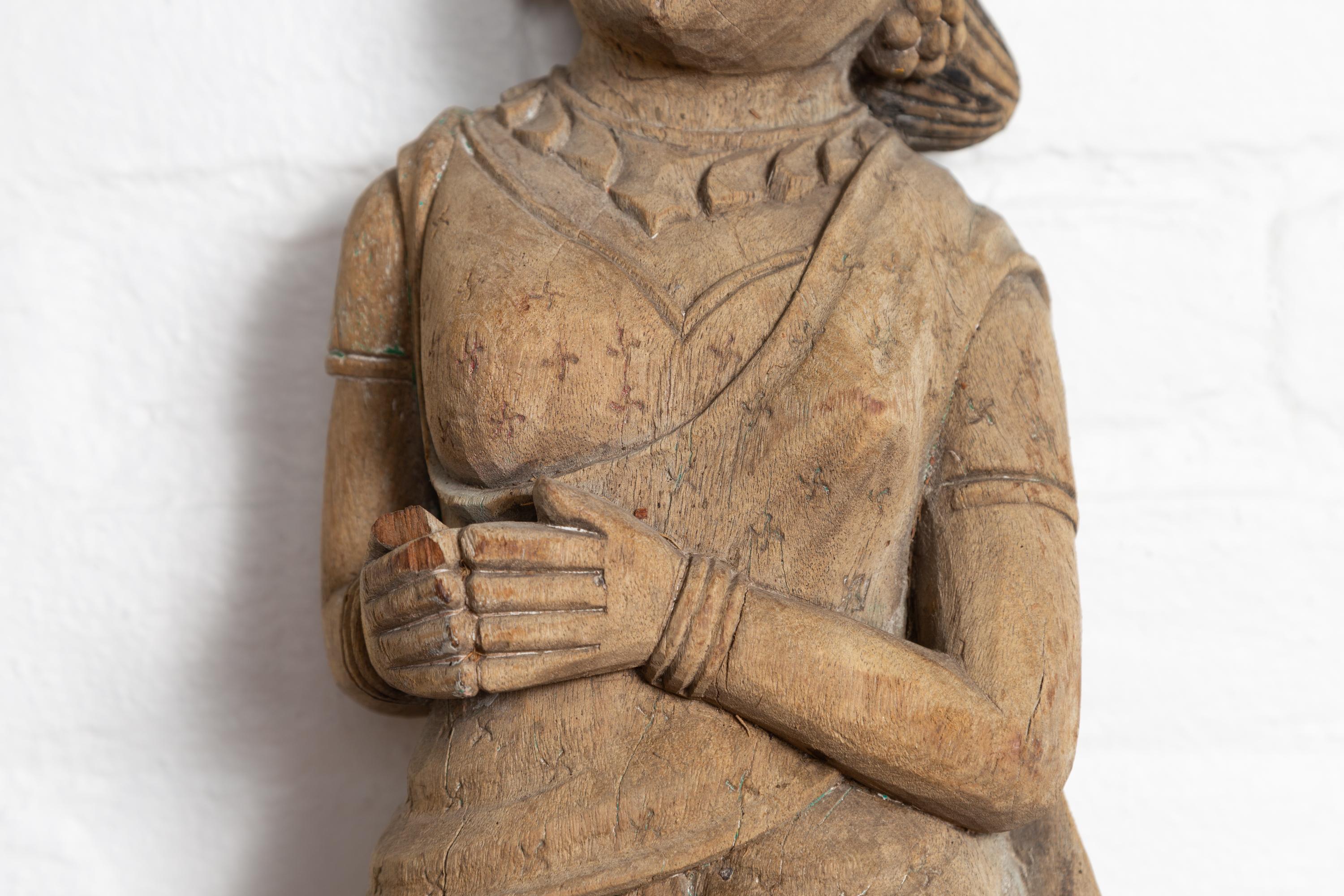 Indien Statue indienne ancienne de temple indienne du Gujarat sculptée à la main représentant une femme en vente