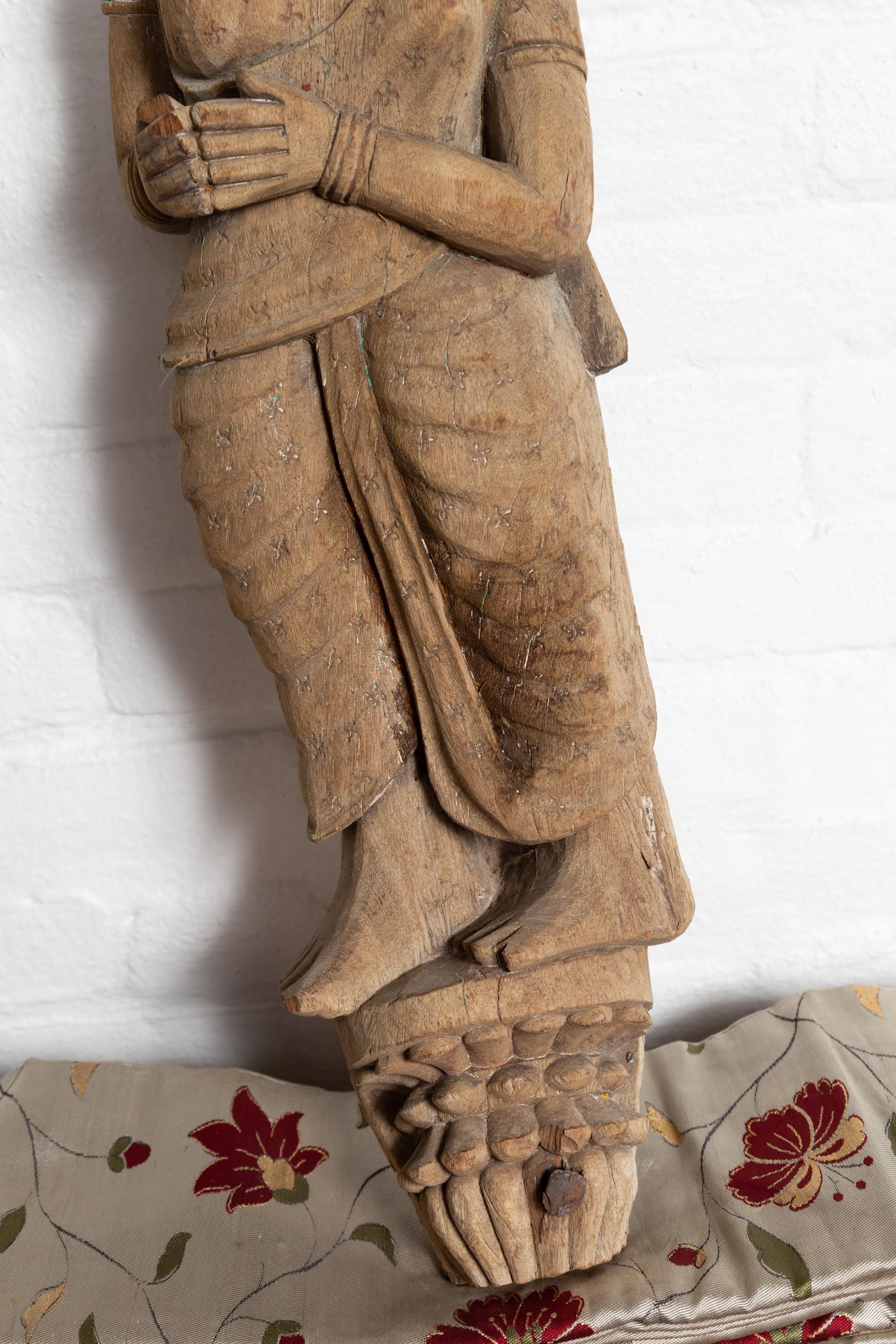 Sculpté Statue indienne ancienne de temple indienne du Gujarat sculptée à la main représentant une femme en vente