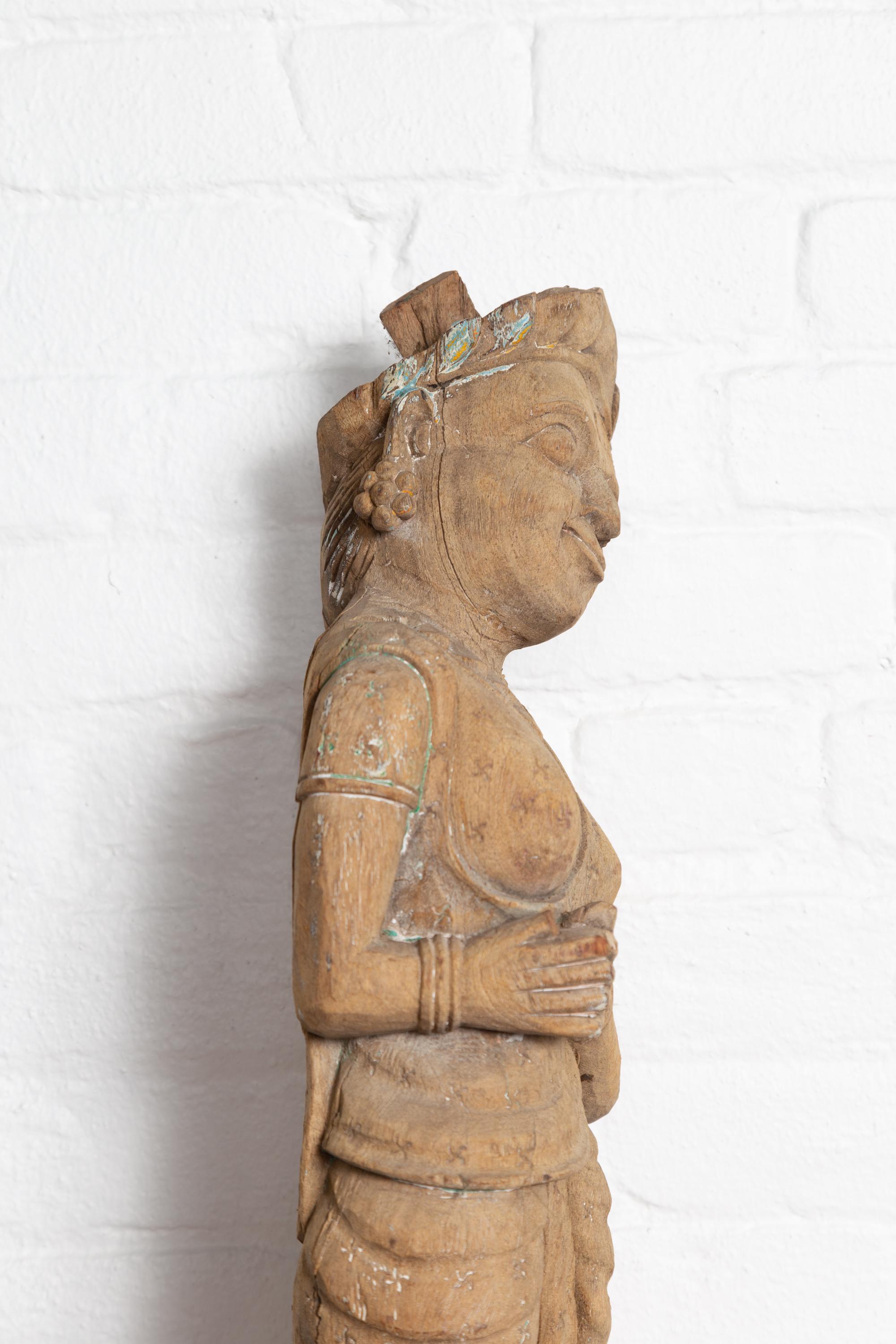 Bois Statue indienne ancienne de temple indienne du Gujarat sculptée à la main représentant une femme en vente