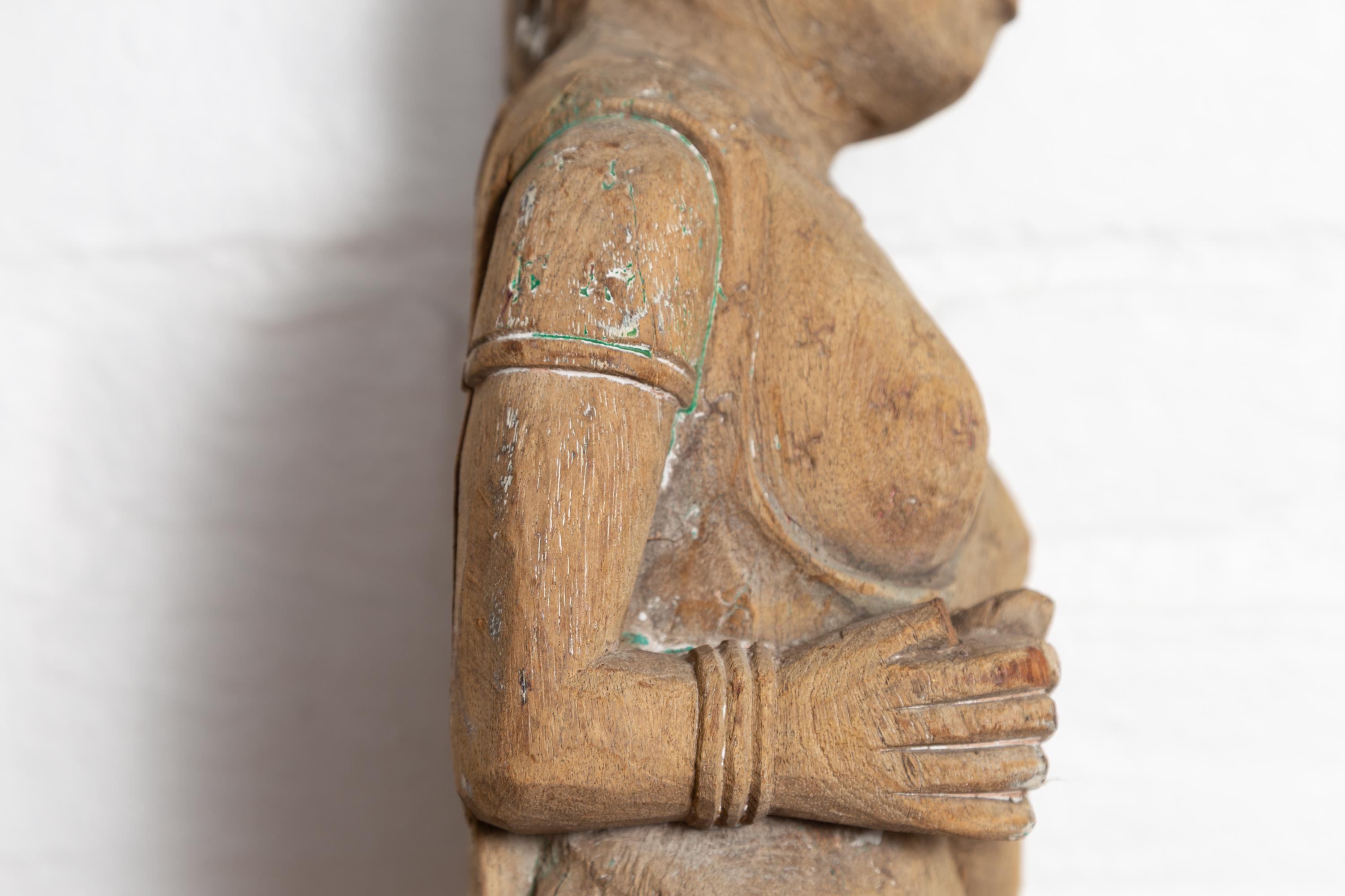 Statue indienne ancienne de temple indienne du Gujarat sculptée à la main représentant une femme en vente 1