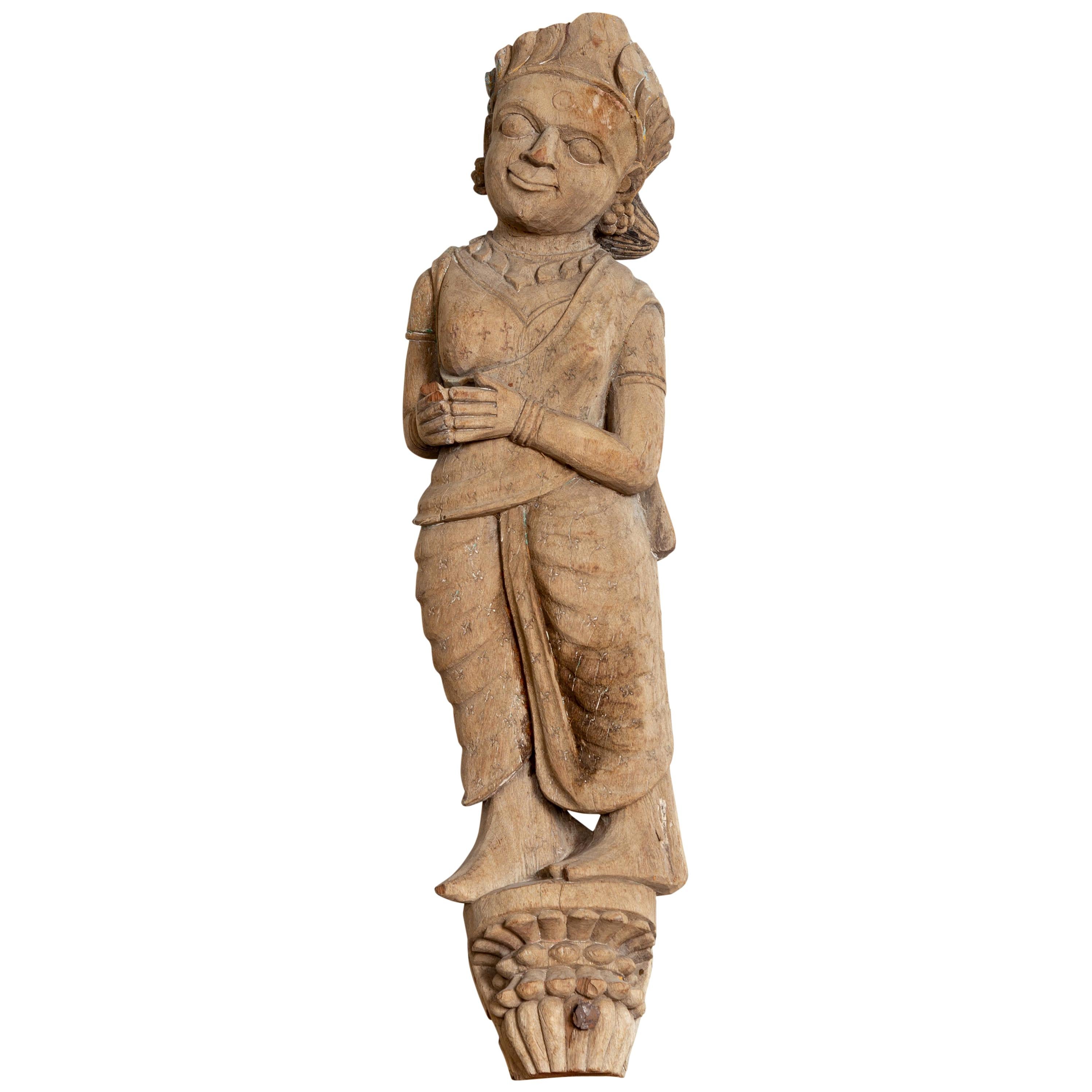 Antike, indische, handgeschnitzte Tempelschnitzstatue einer Frau aus Gujarat, Indien