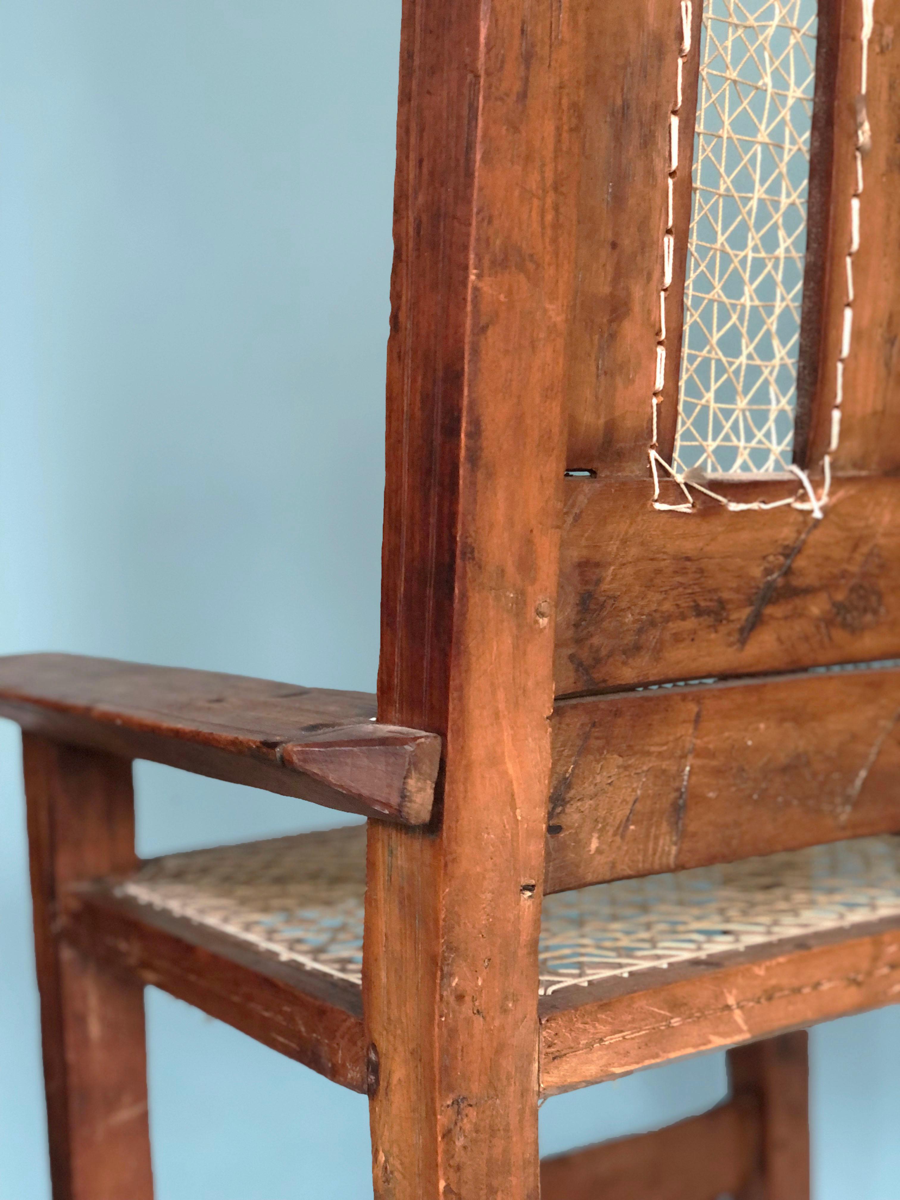 Antique Indian Hand Carved Teak Chair 1940s In Good Condition For Sale In Bjuråker, SE