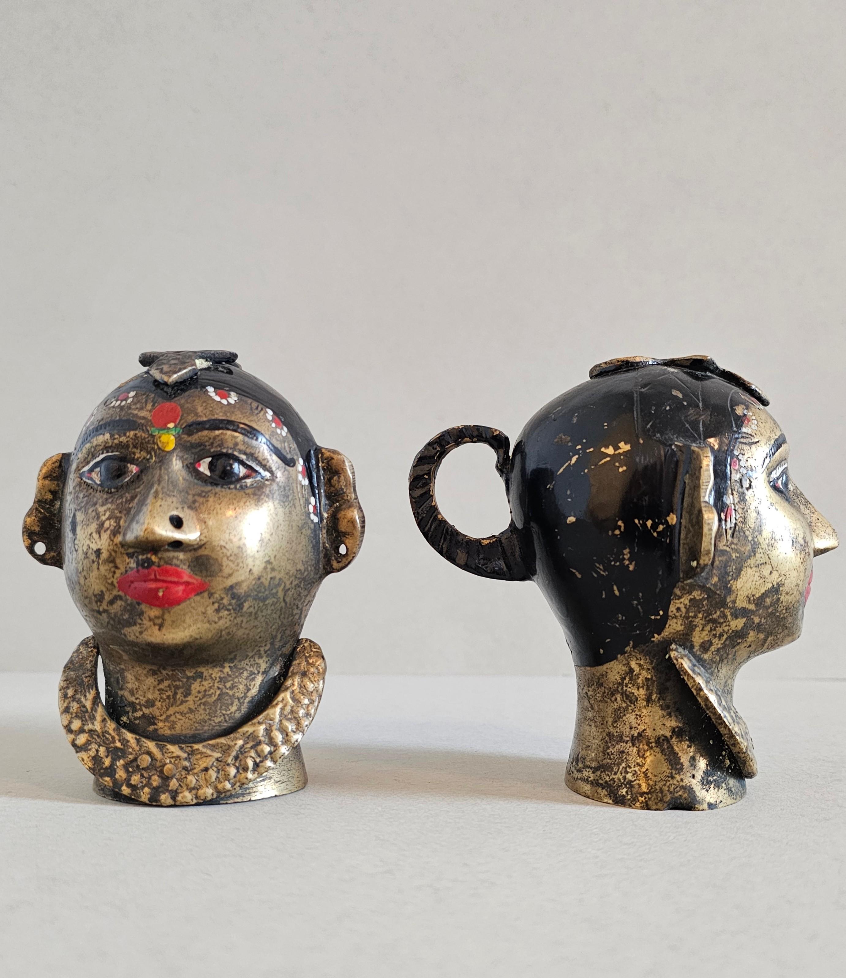 Paire de sculptures indiennes anciennes figuratives de tête Gauri en laiton peintes à la main  en vente 6