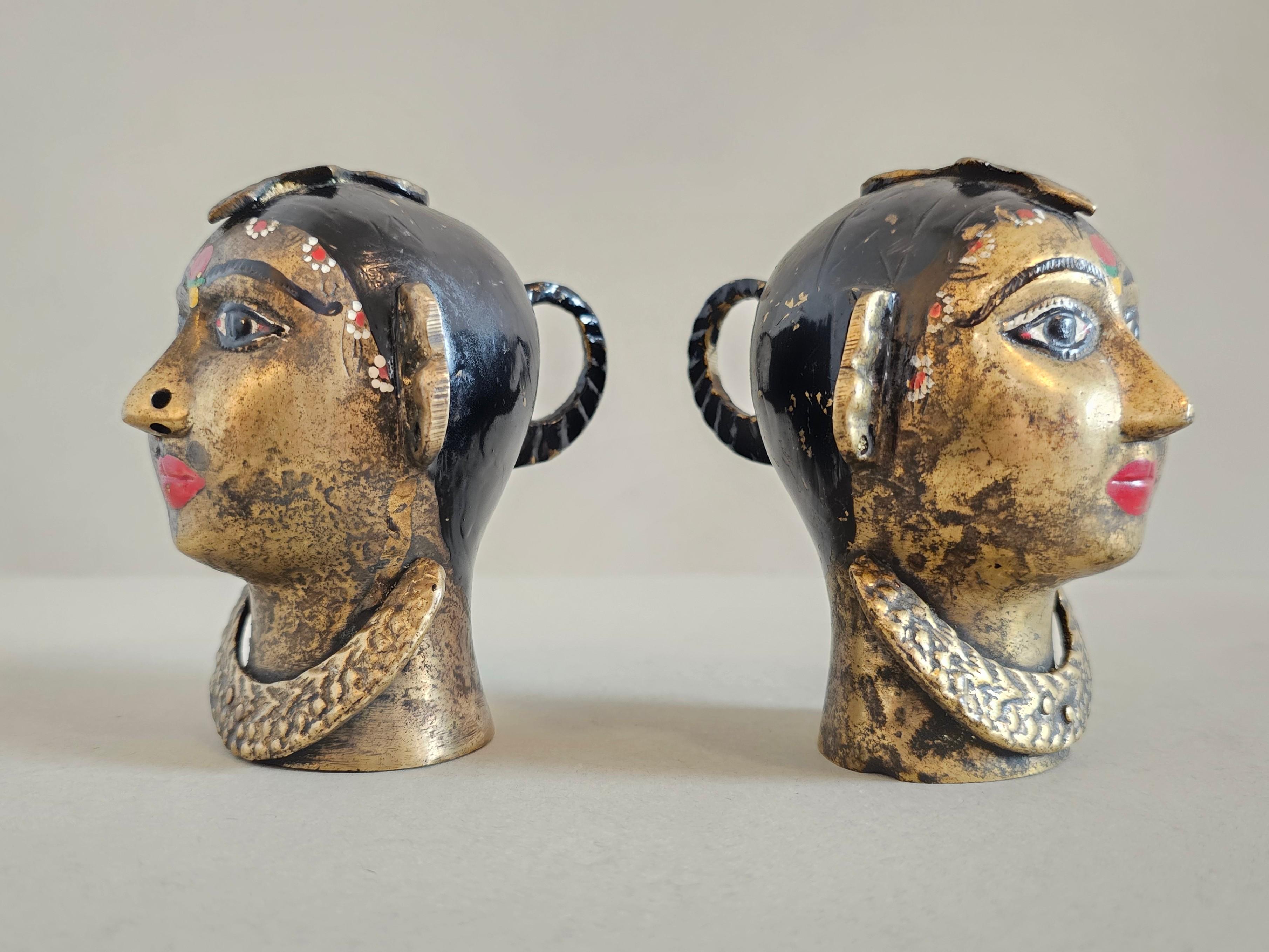 Paire de sculptures indiennes anciennes figuratives de tête Gauri en laiton peintes à la main  en vente 7