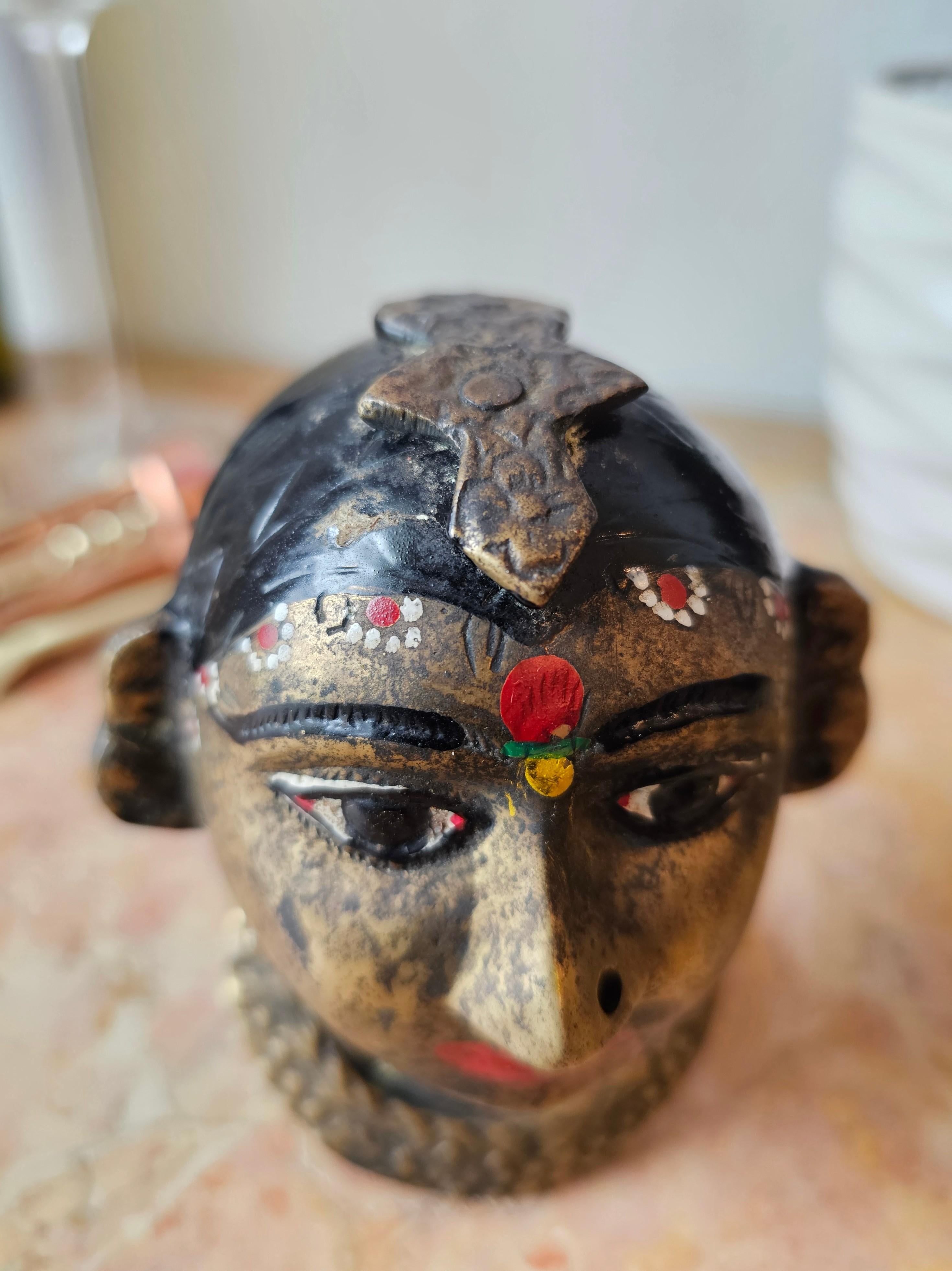 Paire de sculptures indiennes anciennes figuratives de tête Gauri en laiton peintes à la main  en vente 9
