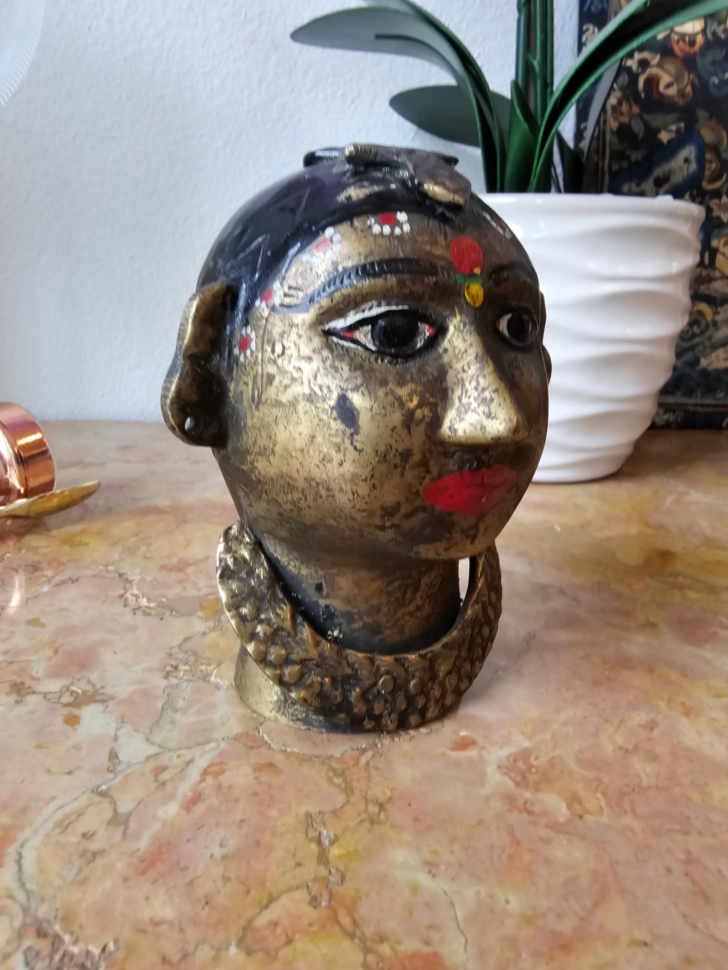 Paire de sculptures indiennes anciennes figuratives de tête Gauri en laiton peintes à la main  en vente 10
