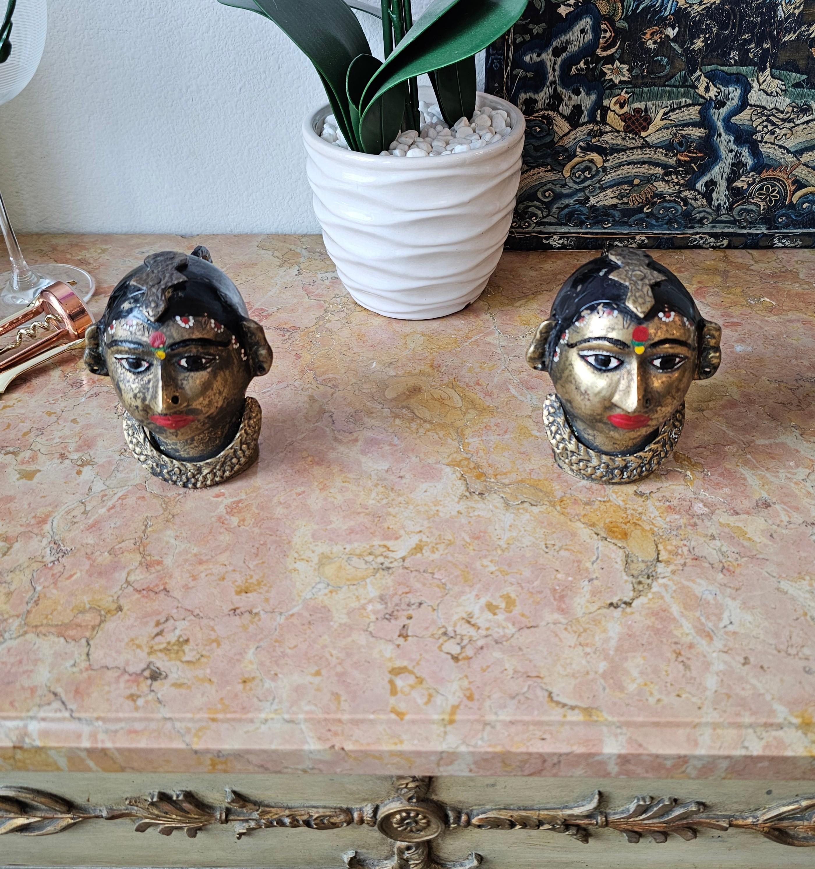 Paire de sculptures indiennes anciennes figuratives de tête Gauri en laiton peintes à la main  en vente 12