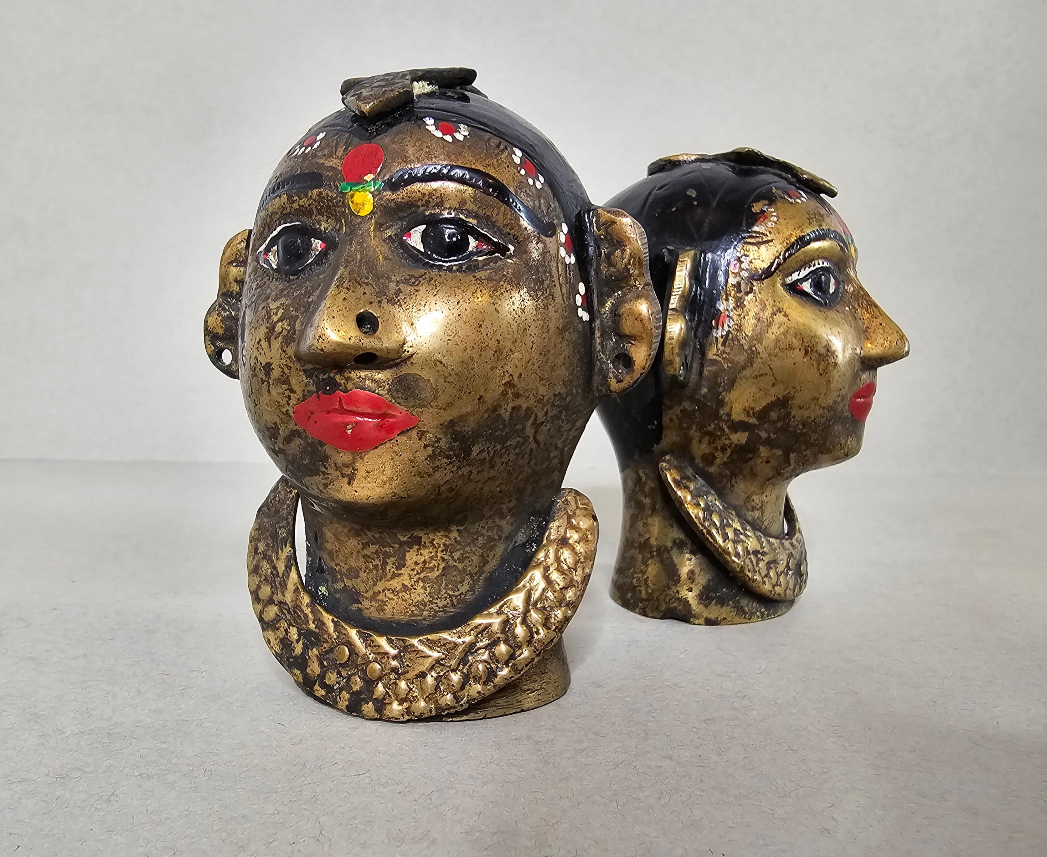 XIXe siècle Paire de sculptures indiennes anciennes figuratives de tête Gauri en laiton peintes à la main  en vente