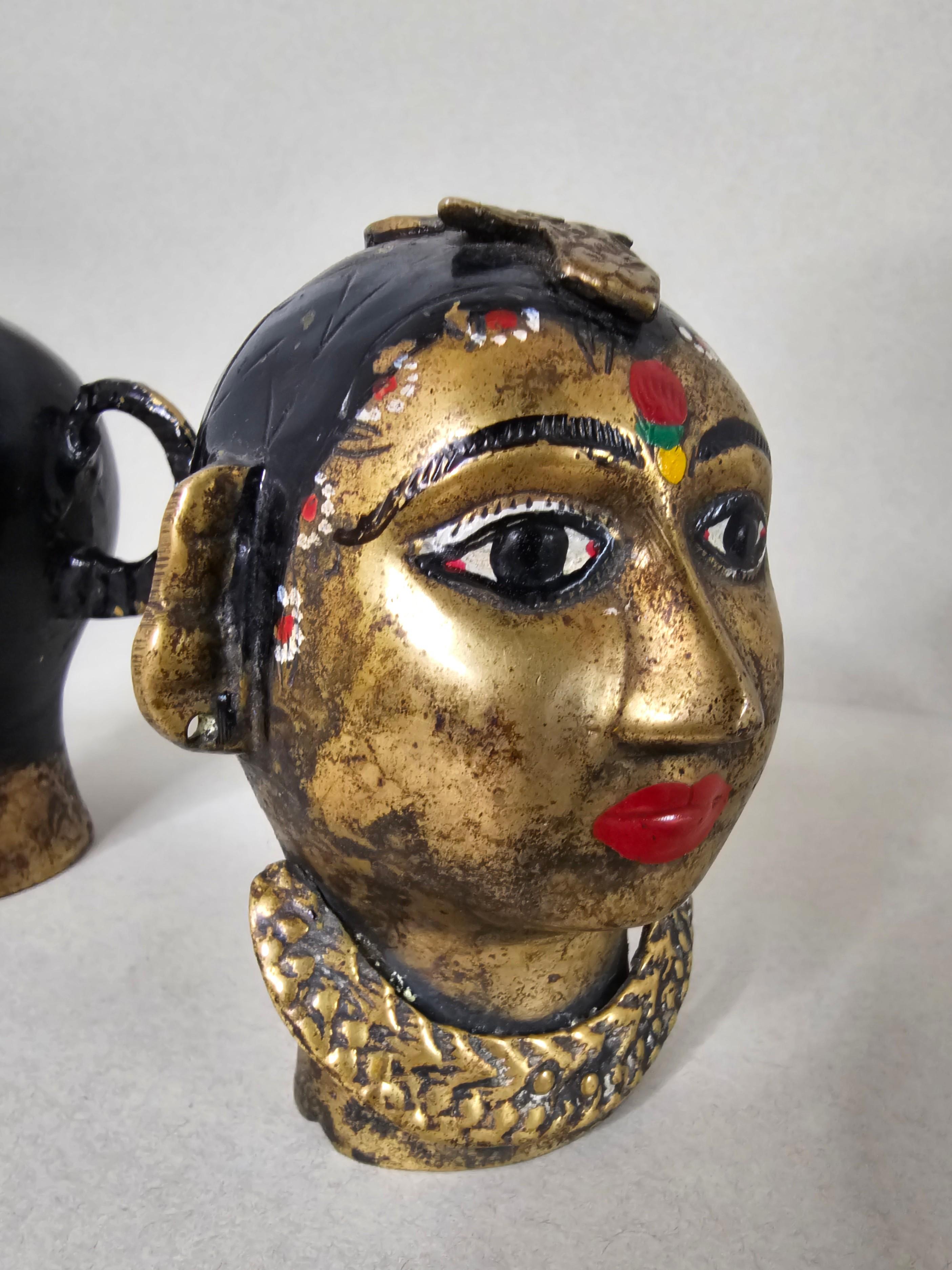 Laiton Paire de sculptures indiennes anciennes figuratives de tête Gauri en laiton peintes à la main  en vente