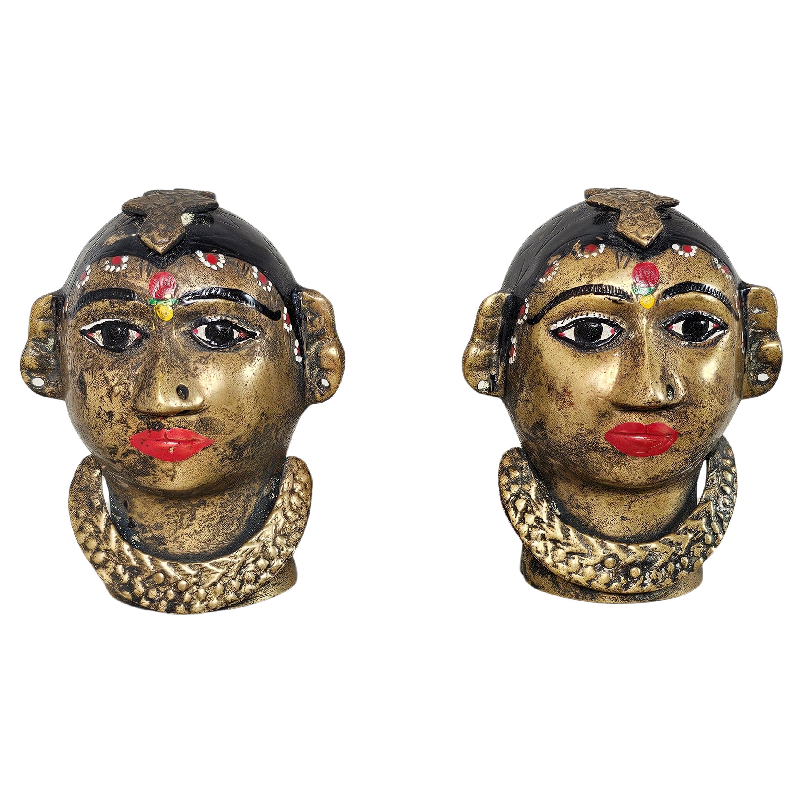 Paire de sculptures indiennes anciennes figuratives de tête Gauri en laiton peintes à la main 