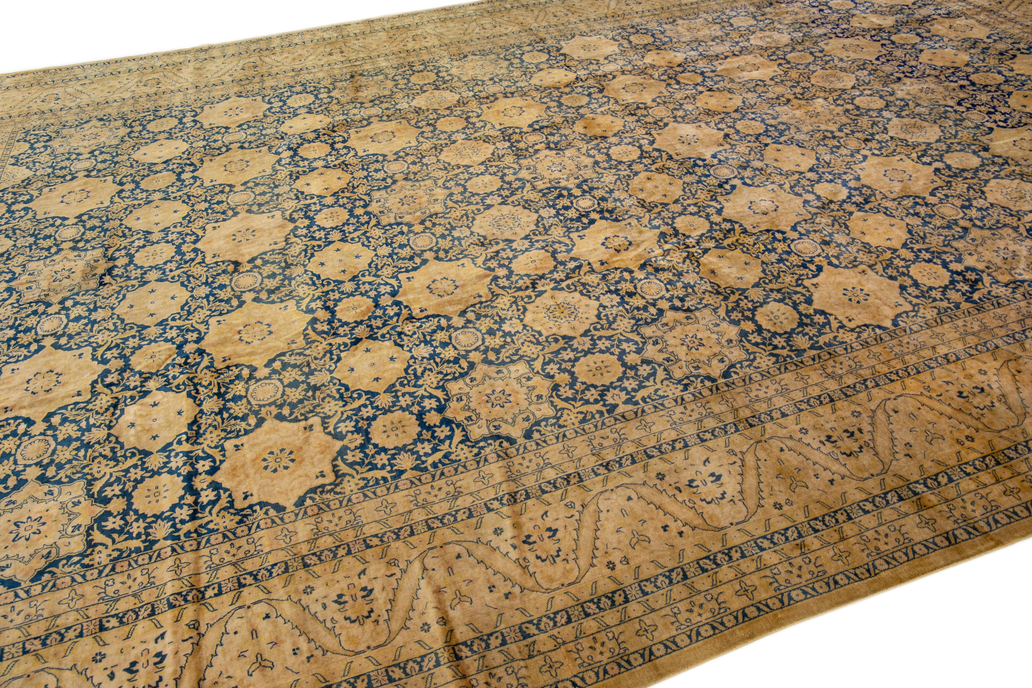 Antiker indischer handgefertigter blauer Wollteppich mit Rosette-Design im Zustand „Gut“ im Angebot in Norwalk, CT