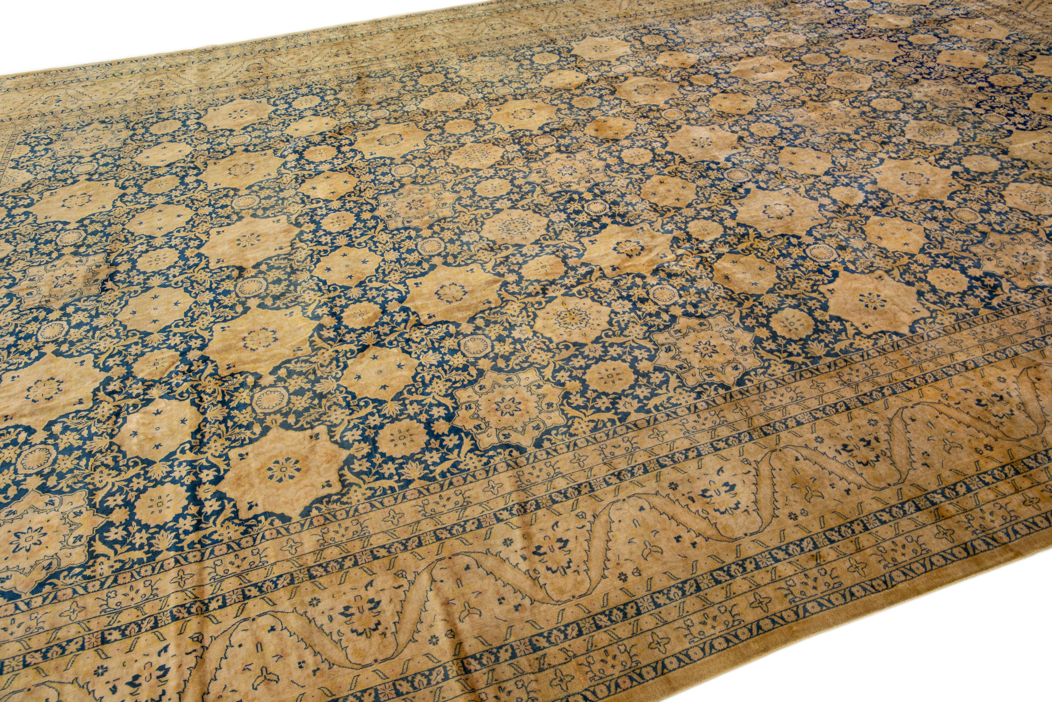 Antiquité - Tapis indien en laine bleue fait à la main avec motifs de rosettes Bon état - En vente à Norwalk, CT