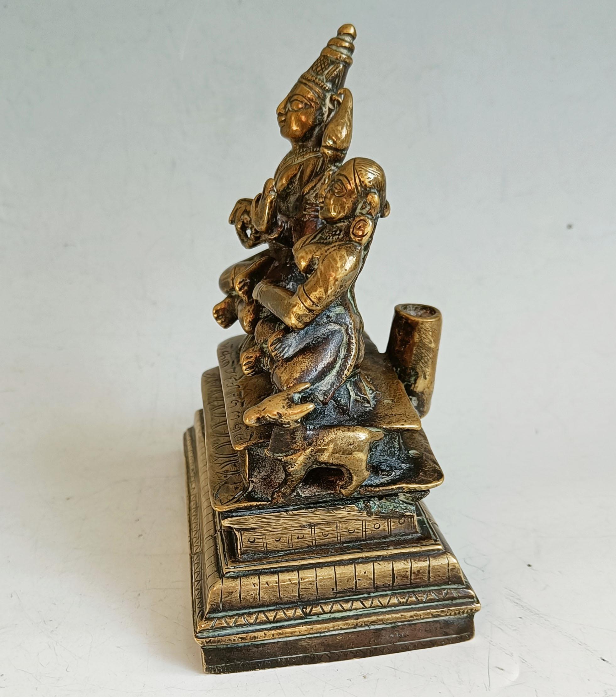 Fatto a mano Antica figura indiana indù in bronzo Shiva Parvati 18° C. Antiquariato asiatico in vendita