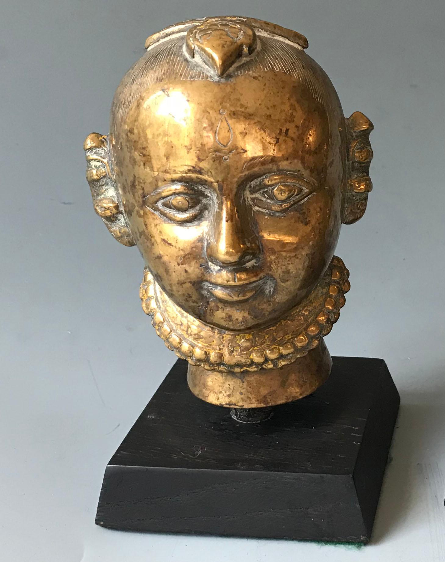 Tête de votive indienne antique hindoue ou jain en laiton 

Période : 19e siècle

Mesures : Hauteur 12 cm
Présenté avec une base d'exposition.
