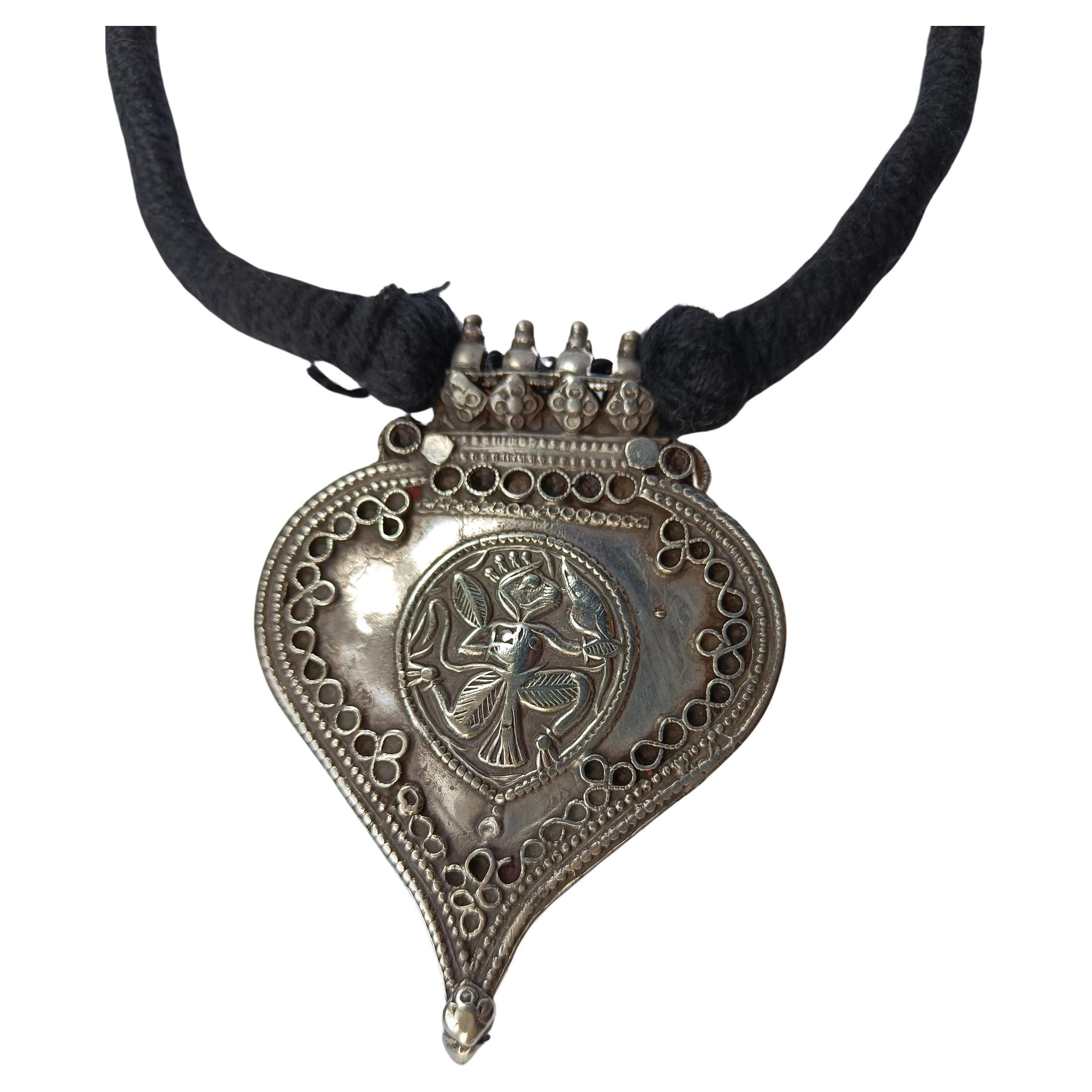 Antike indische Hindu Silber-Amulett-Halskette Ritual, tragbar, Sammlerstück Asiatisch im Angebot