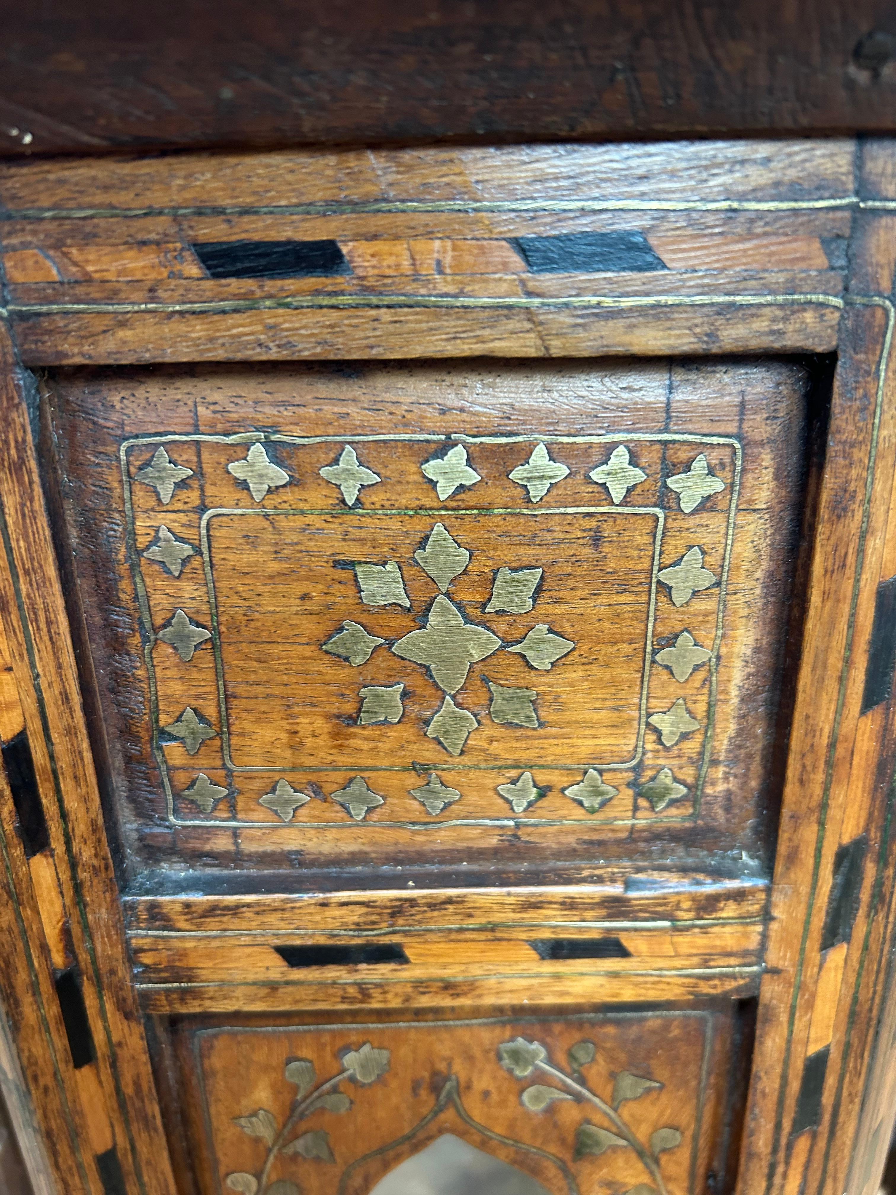 Antique Indian Hoshiarpur Brass inlaid Table In Good Condition In Sherborne, GB