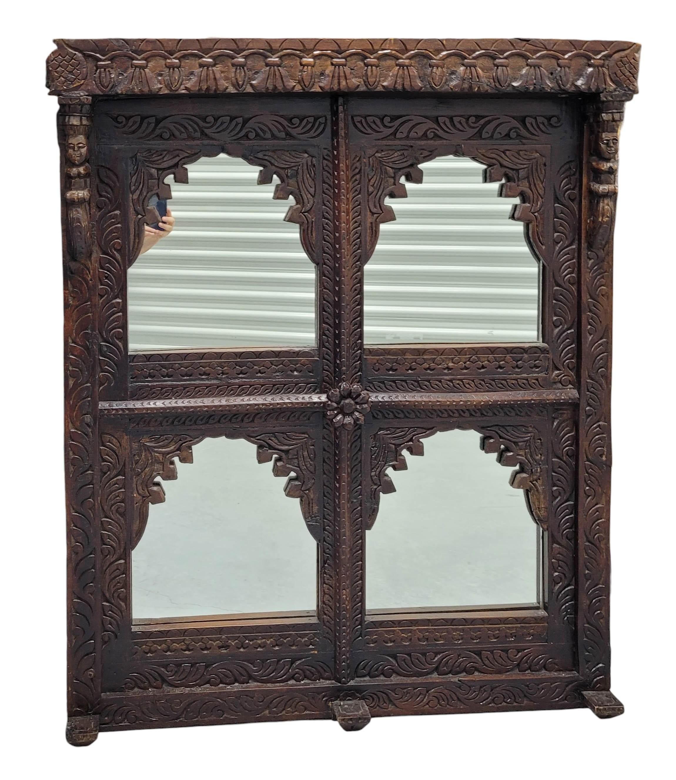 Cette pièce extraordinaire est un fragment architectural de style Jharokha de l'Inde, sculpté à la main vers la fin du 19e ou le début du 20e siècle. À l'origine, il s'agissait d'un balcon fermé en surplomb ou d'un cadre de fenêtre ornemental