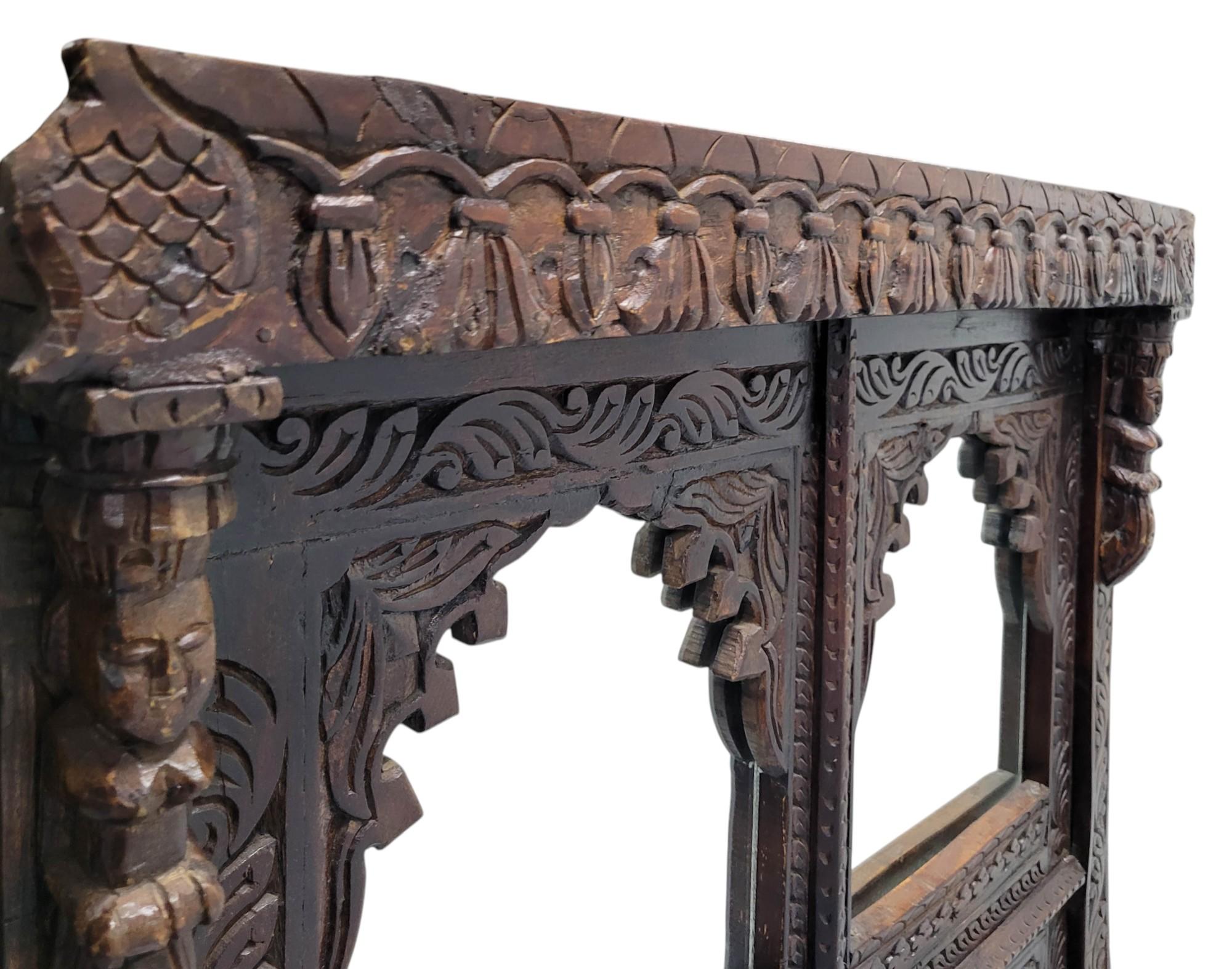 Sculpté Antique Mirror indien de style Jharokha, fin 19e-début 20e siècle en vente