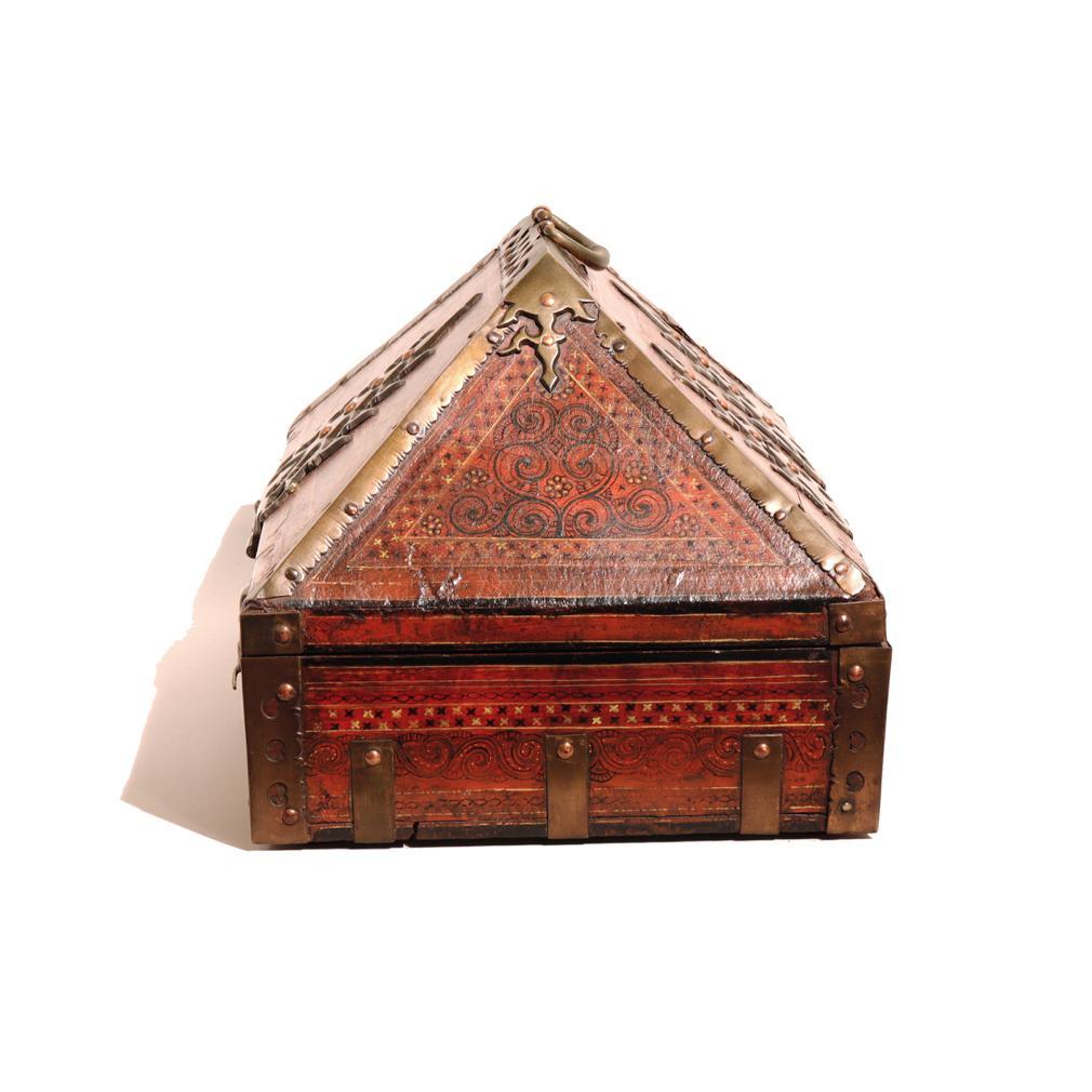 Antique Indian Kerala dowry box, Malabar, Northern Kerala (formerly Madras province of British India). Other names for this type of box are Nettur Petti or Amaadapetti. Known to be used by aristocratic women to keep jewelry or temples for idol