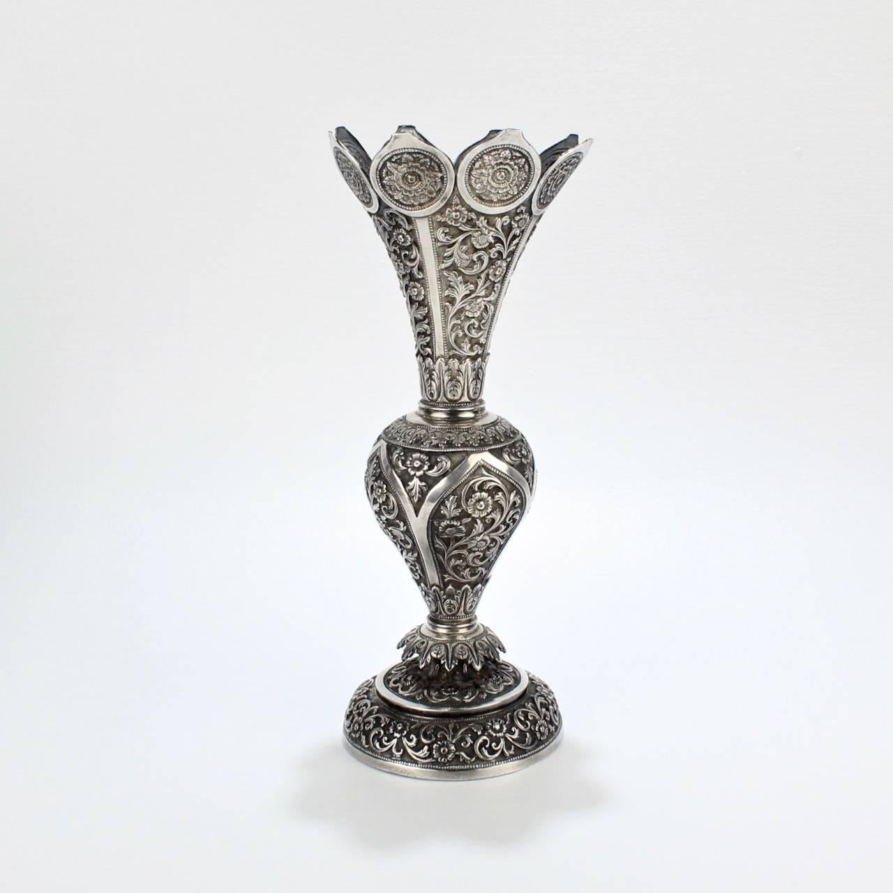 Anglo-indien Vase indien ancien en argent de Kutch par Oomersi Mawji & Sons:: début des années 1900