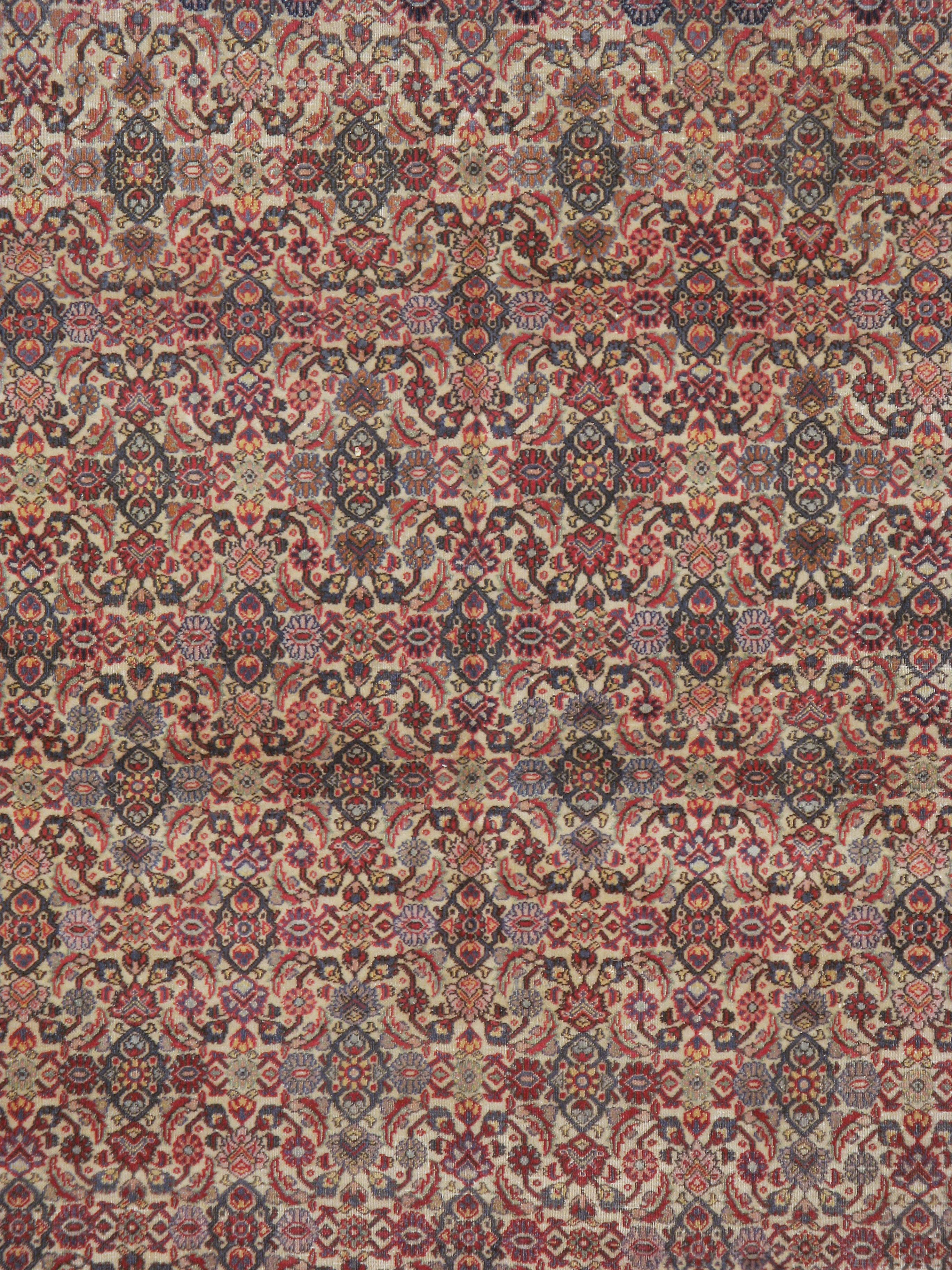 An antique Indian Lahore carpet from the early 20th century.

Measures: 6' 10