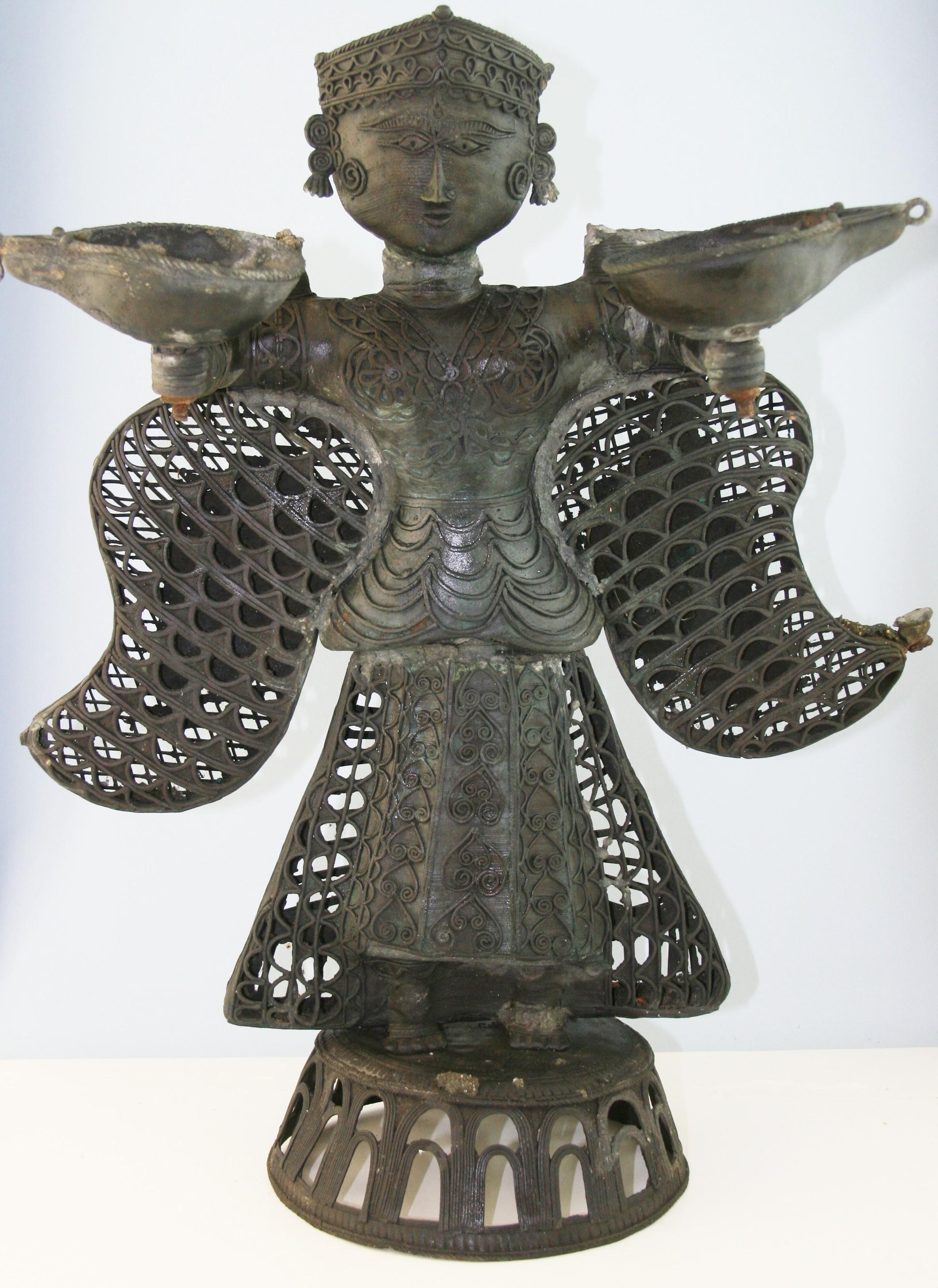 3-834 Sculpture / lanterne à bougie indienne ancienne surdimensionnée, fabriquée à la main.
 