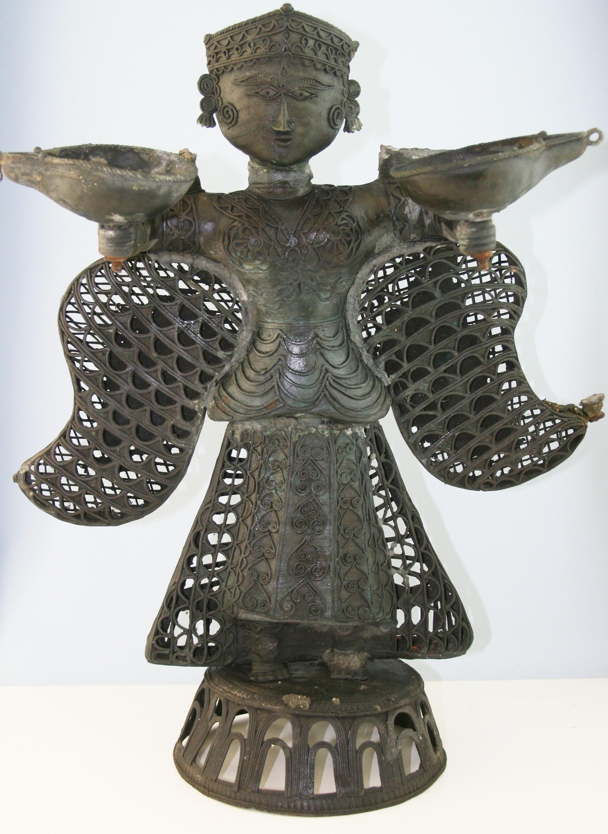 3-834 Antigua escultura/linterna de vela india de gran tamaño hecha a mano.
 