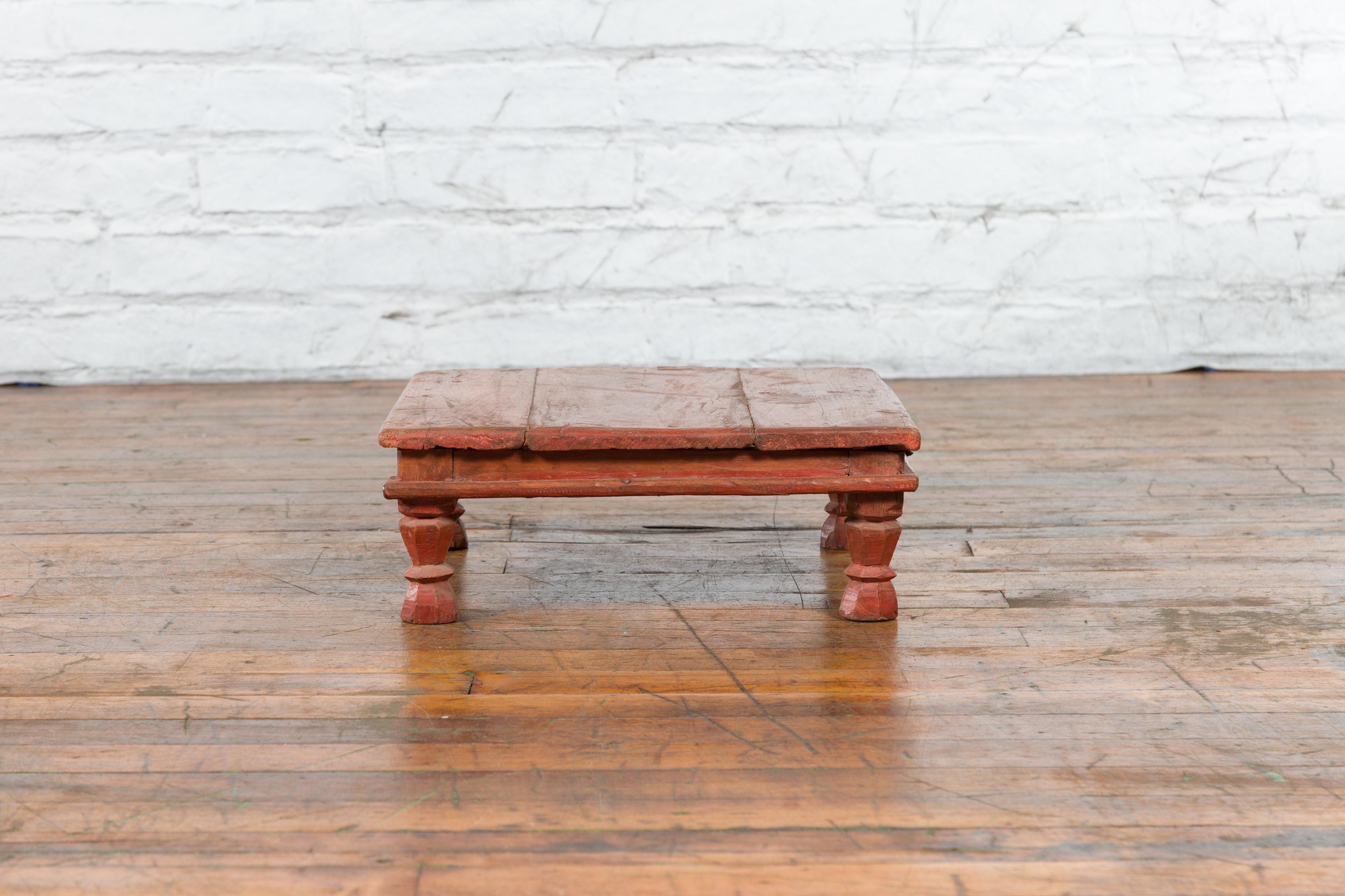 Ancienne table de prière indienne basse en bois Stand avec pieds angulaires sculptés en vente 1