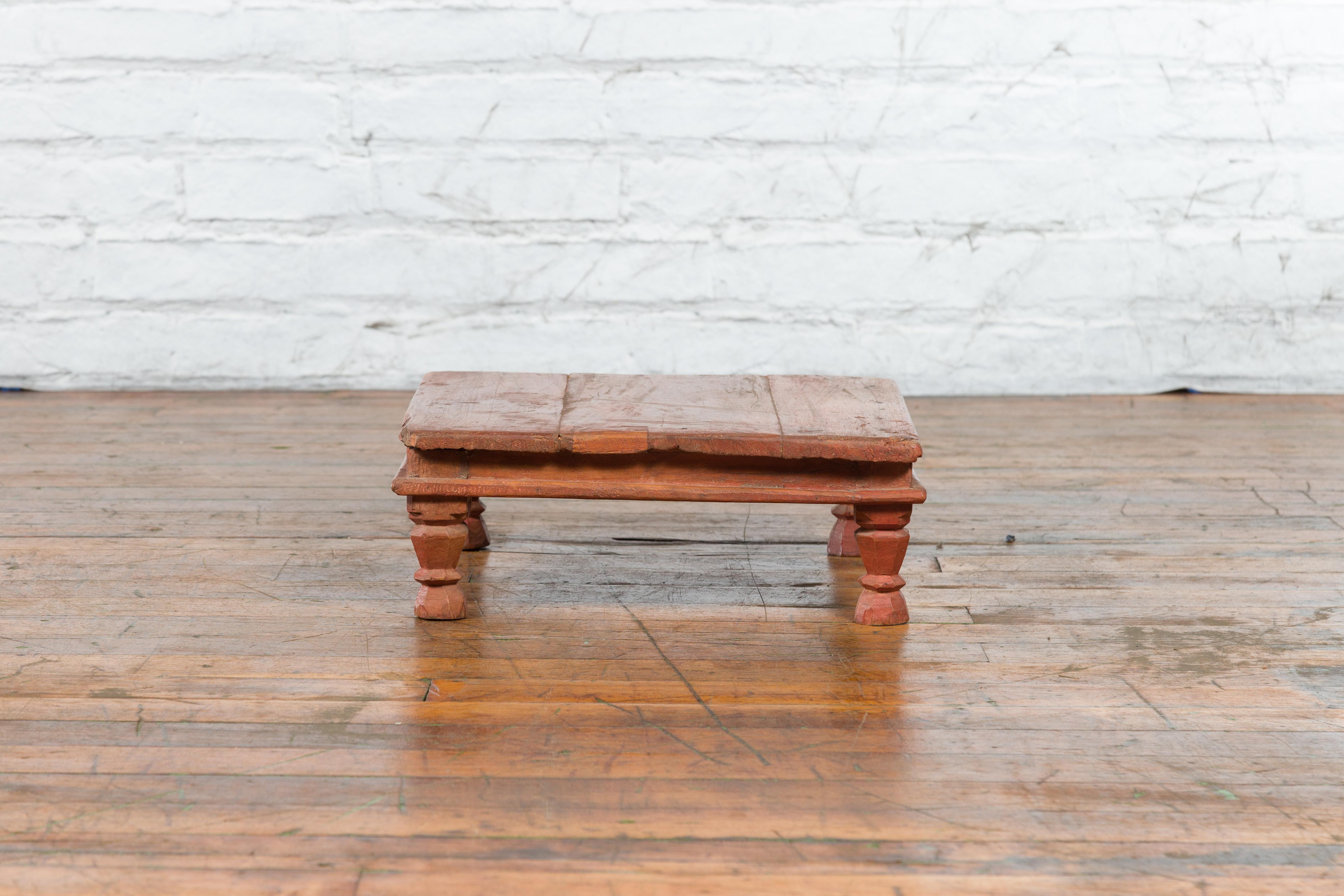 Ancienne table de prière indienne basse en bois Stand avec pieds angulaires sculptés en vente 2