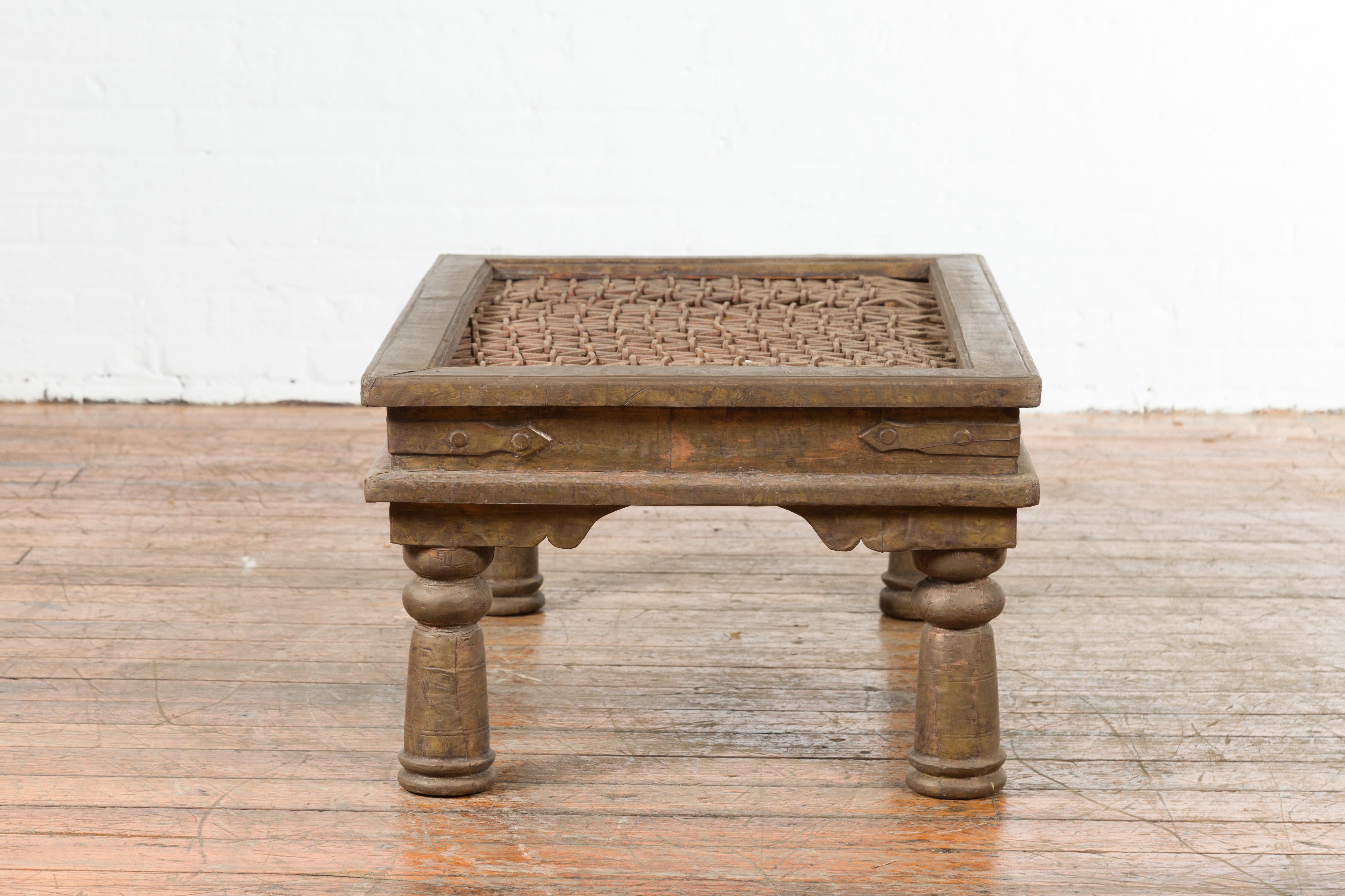 Grille de fenêtre indienne ancienne en métal transformée en table basse avec pieds à balustre en vente 6